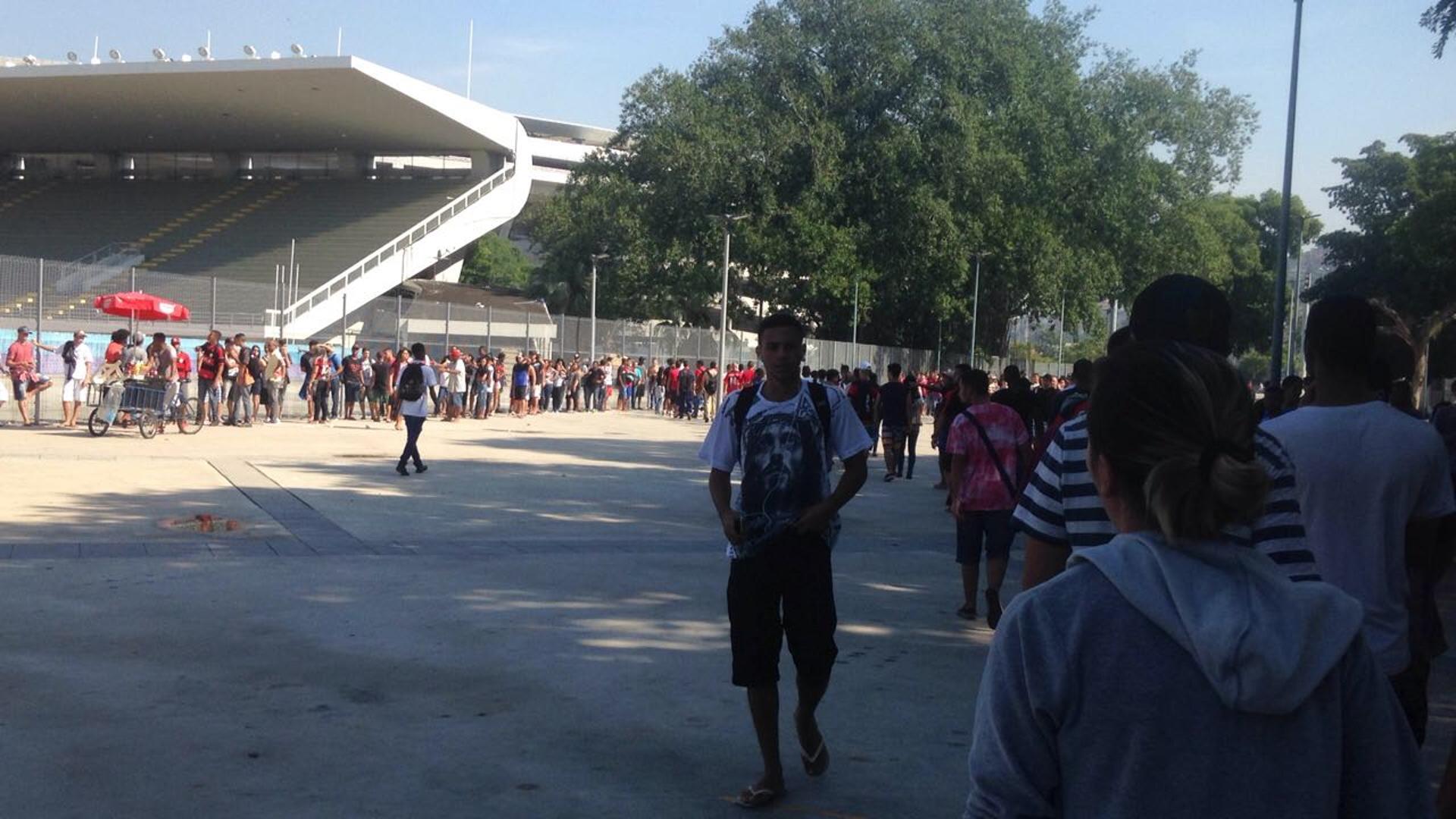 Torcida do Flamengo faz filas por ingressos para final do Campeonato Carioca