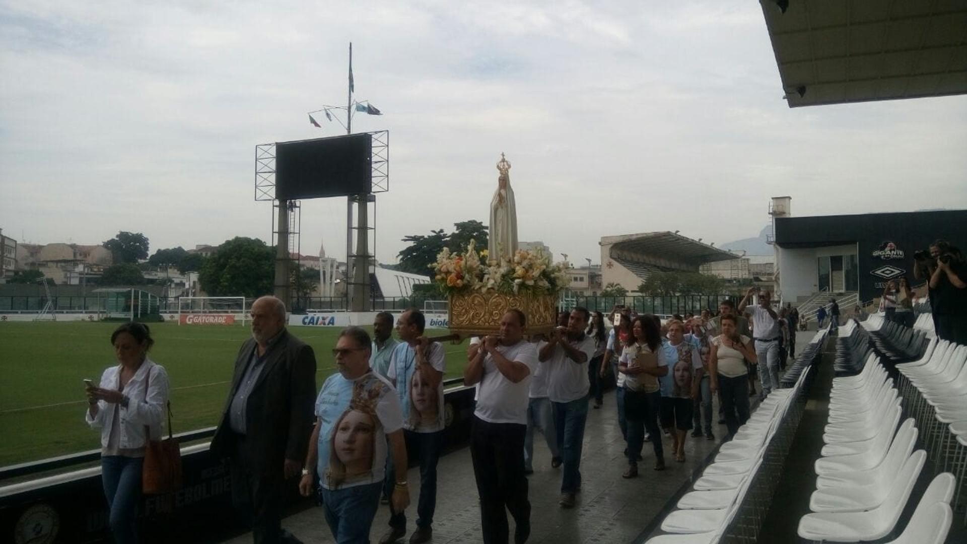 Vice Paulo Reis e o assessor Ricardo Vasconcellos com os peregrinos com a imagem de Nossa Senhora de Fátima no Vasco