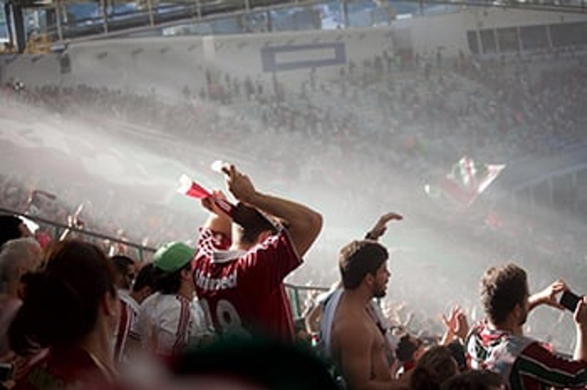 Torcida do Fluminense promete fazer festa amanhã, contra o Grêmio, na Copa do Brasil. Confira imagens dos tricolores no Maracanã