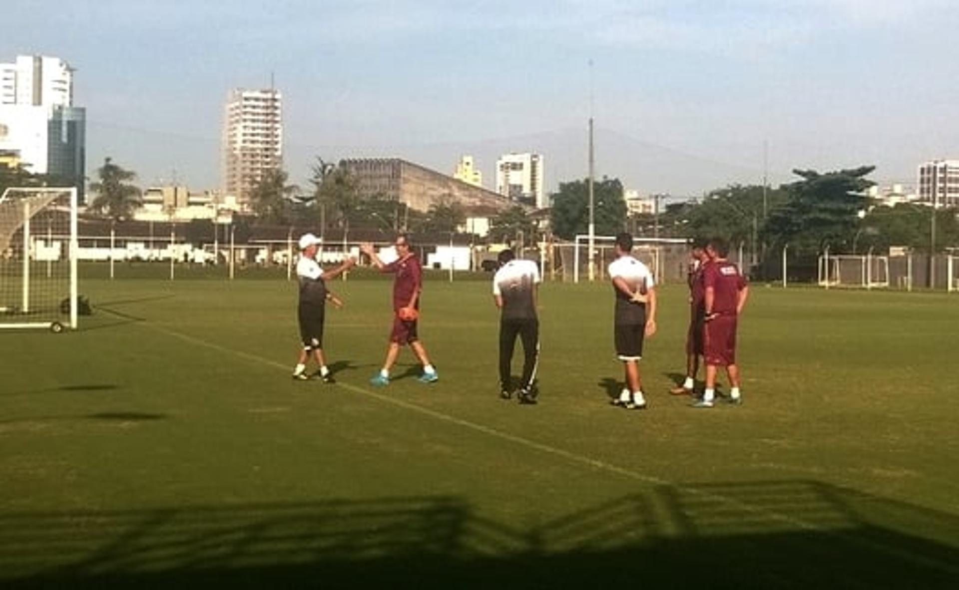 O Santos dividiu o CT Rei Pelé com o Paysandu e cedeu um dos gramados para a equipe treinar