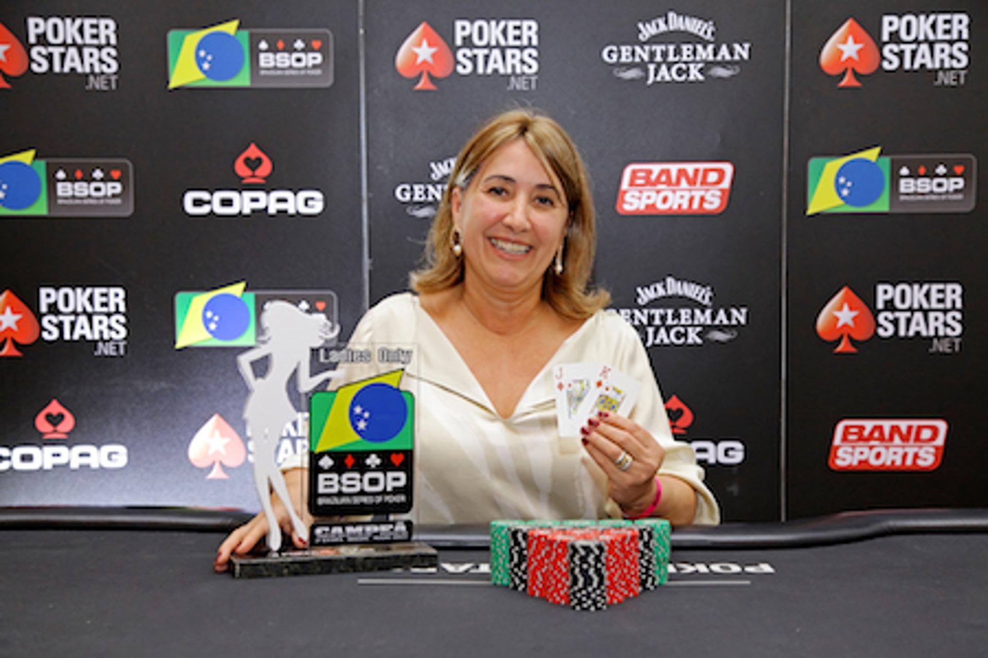 Beth Silva com o troféu de vencedora do evento para as mulheres no BSOP REcife