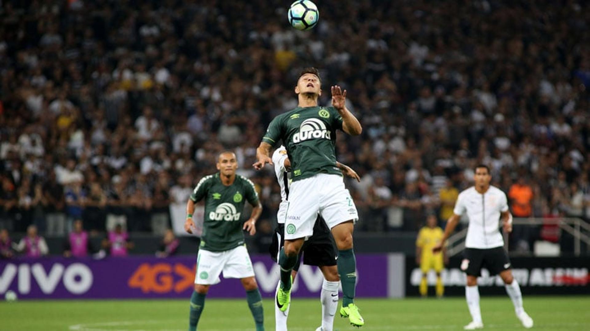 1ª rodada - Corinthians 1 x 1 Chapecoense - Estádio: Arena Corinthians - Gabriel, do Timão, bloqueou com o braço a bola chutada pelo jogador da Chape. Volante estava posicionado dentro da área, e árbitro não assinalou pênalti.&nbsp;<br>