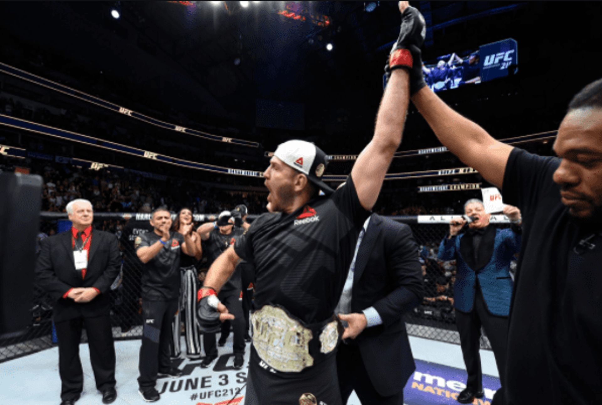 Stipe Miocic venceu Junior Cigano no UFC 211