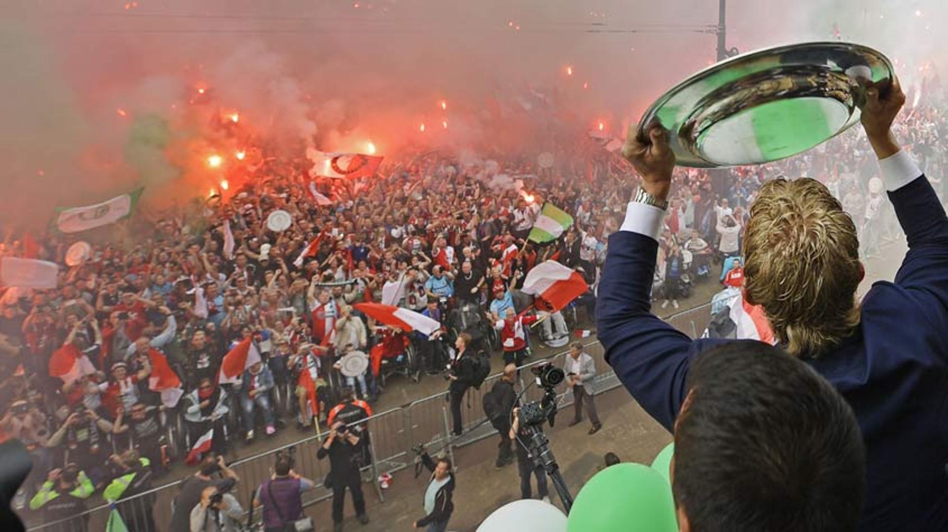 Torcida recepciona os jogadores campeões da Holanda