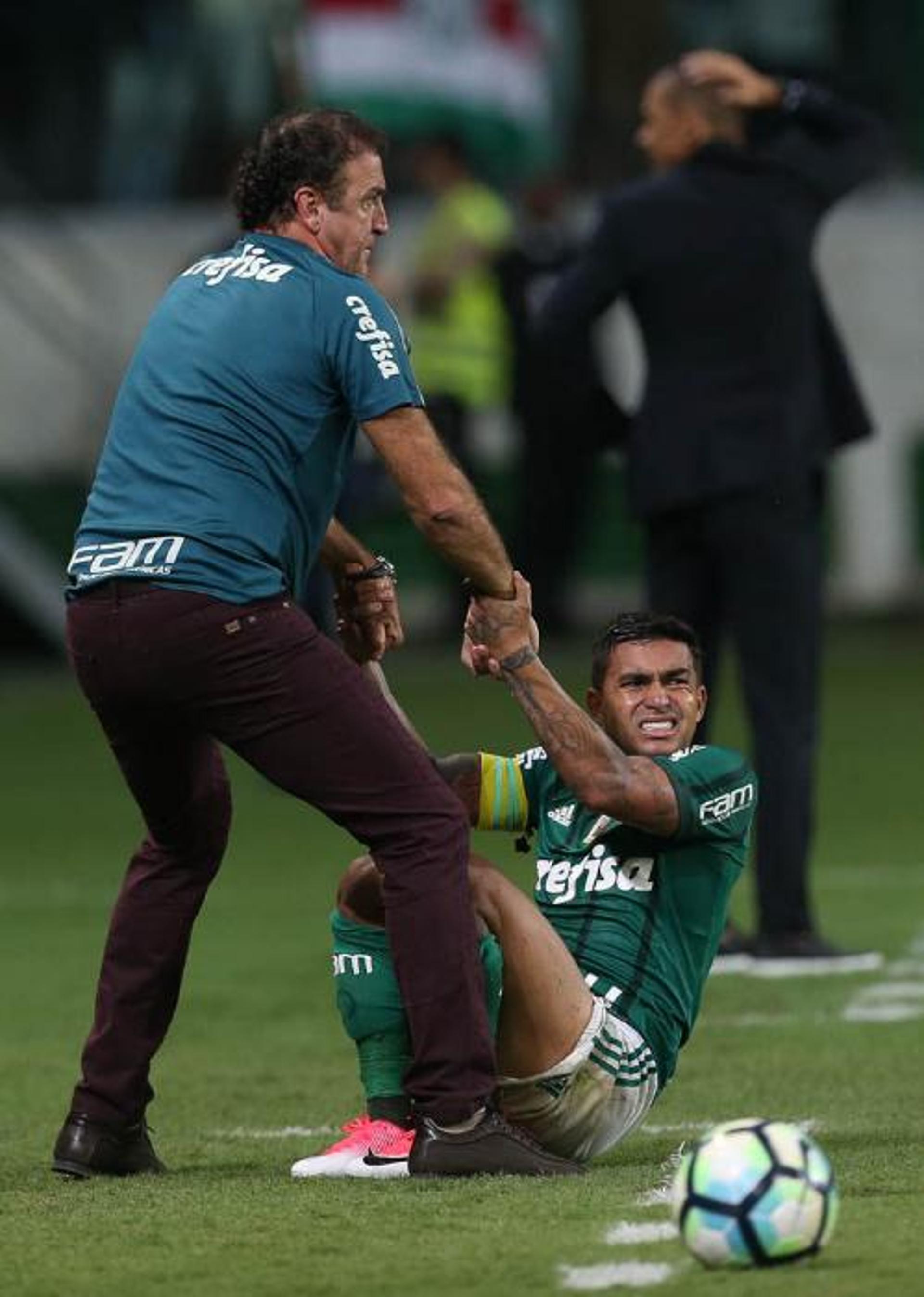 Cuca e a calça vinho no Allianz Parque