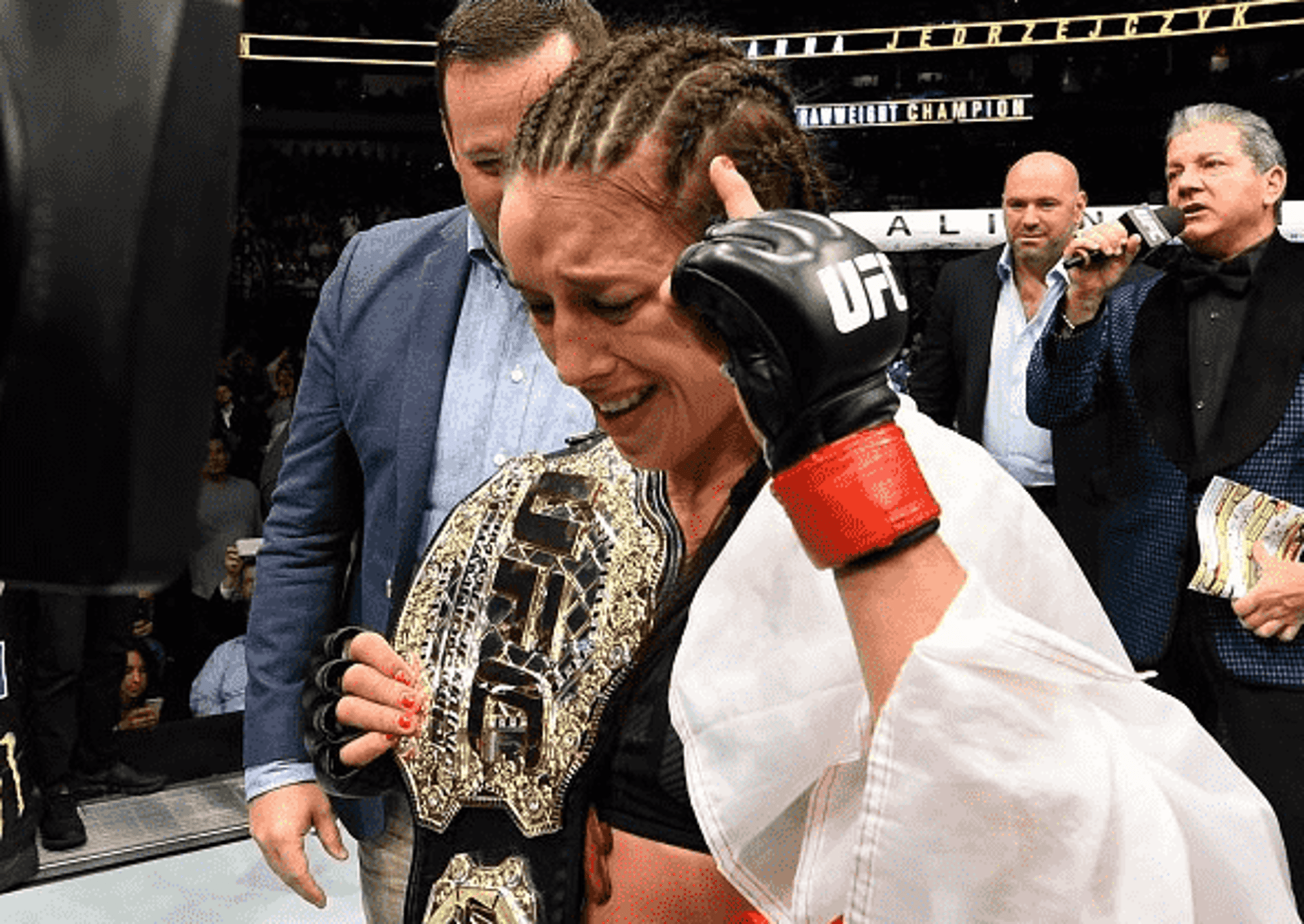 Joanna Jedrzejczyk é a campeã peso palha feminino do UFC