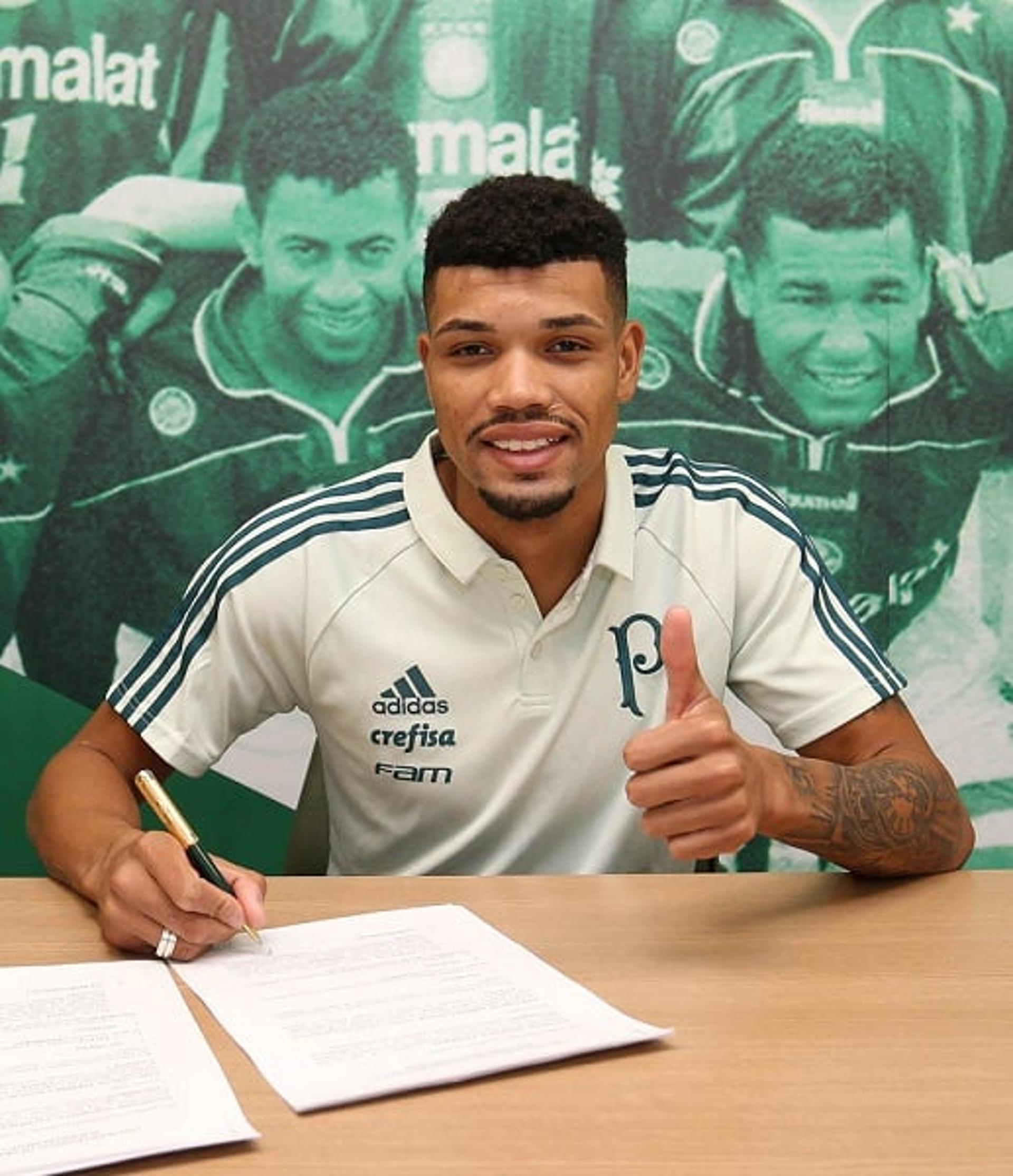 Juninho assinando seu contrato com o Palmeiras (Foto: Cesar Greco/Palmeiras)