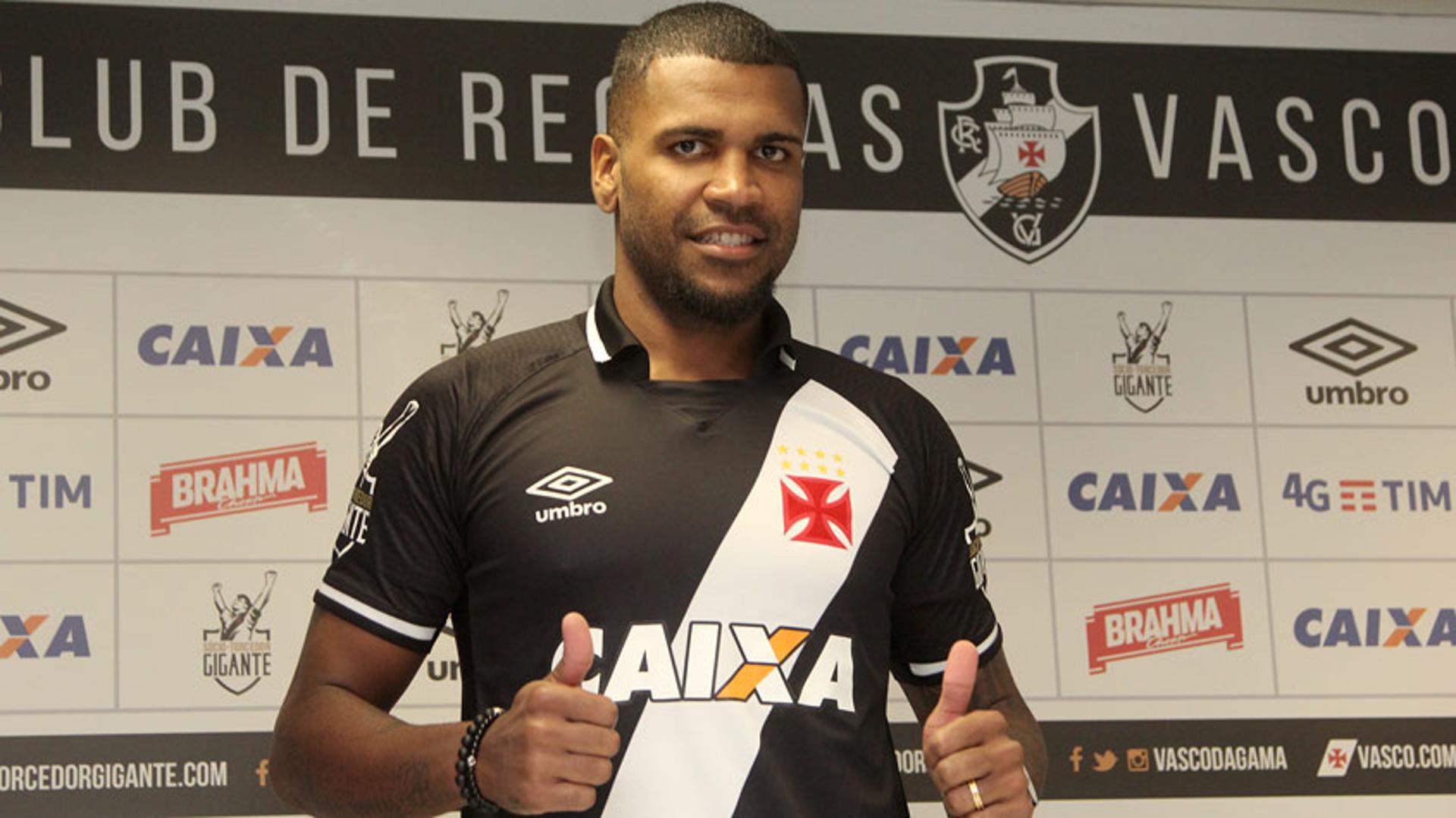 Breno durante apresentação no Vasco. Confira a seguir outras imagens do zagueiro na galeria LANCE!