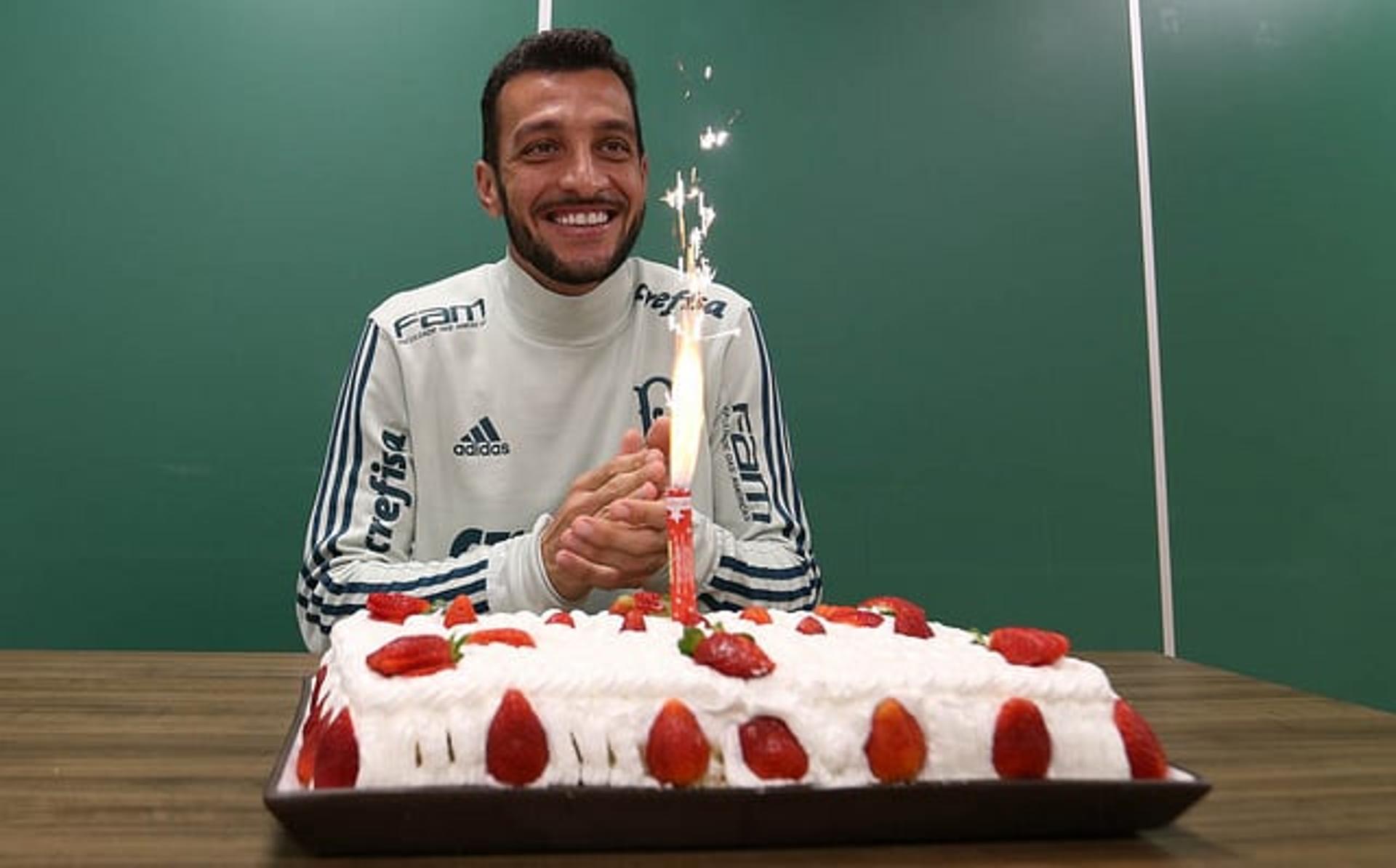 Edu Dracena ganhou bolo na Academia (Foto: Cesar Greco/Palmeiras)