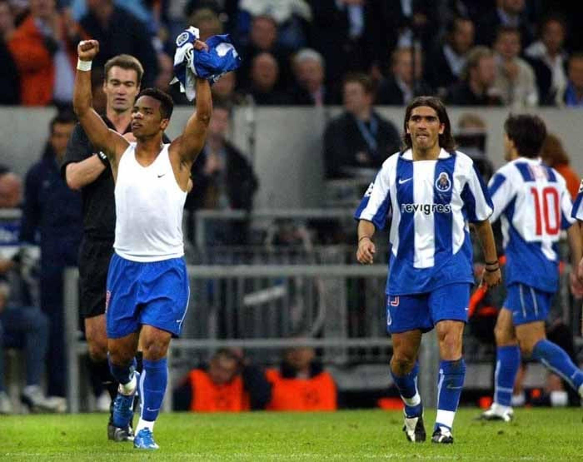 Carlos Aberto campeão da Liga dos Campeões pelo Porto em 2004 - ele fez gol na final contra o Monaco.