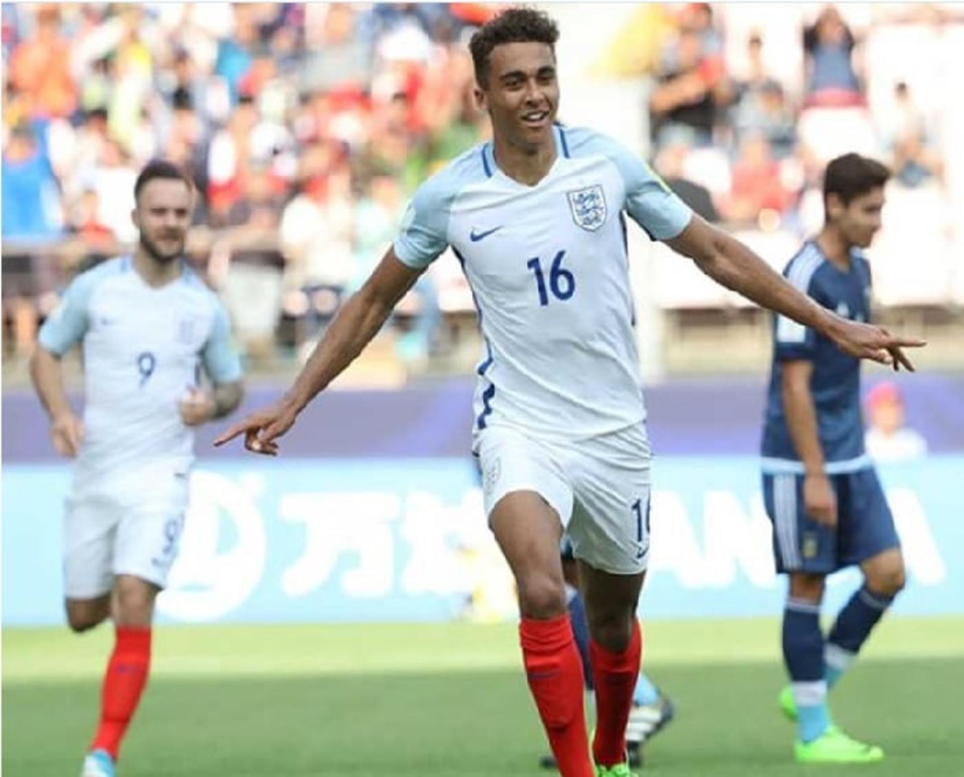 Calvert-Lewin celebra o primeiro gol da Inglaterra diante da Argentina no Mundial Sub-20 (Foto: Divulgação)