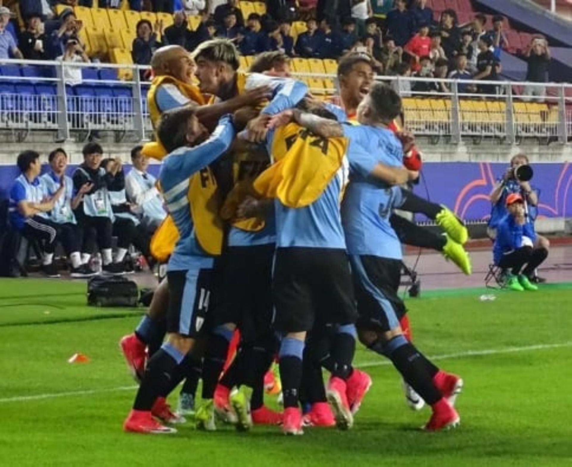 Seleção do Uruguai celebra gol da vitória sobre a Itália no Mundial Sub-20, na Coreia do Sul (Foto: Divulgação)