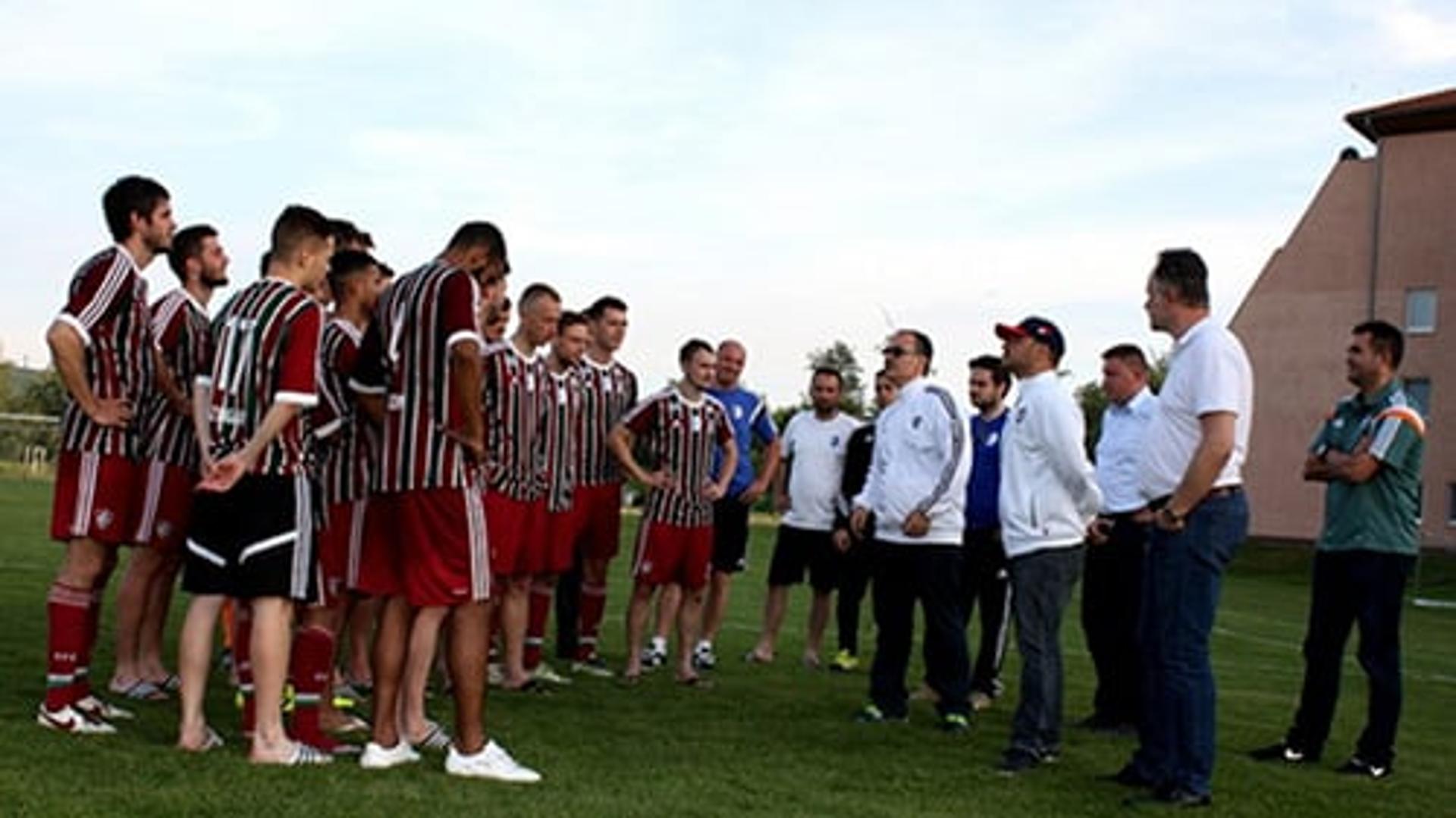 Abad conversa com elenco e comissão técnica do STK Fluminense Samorin, na Eslováquia. Confira as imagens na galeria