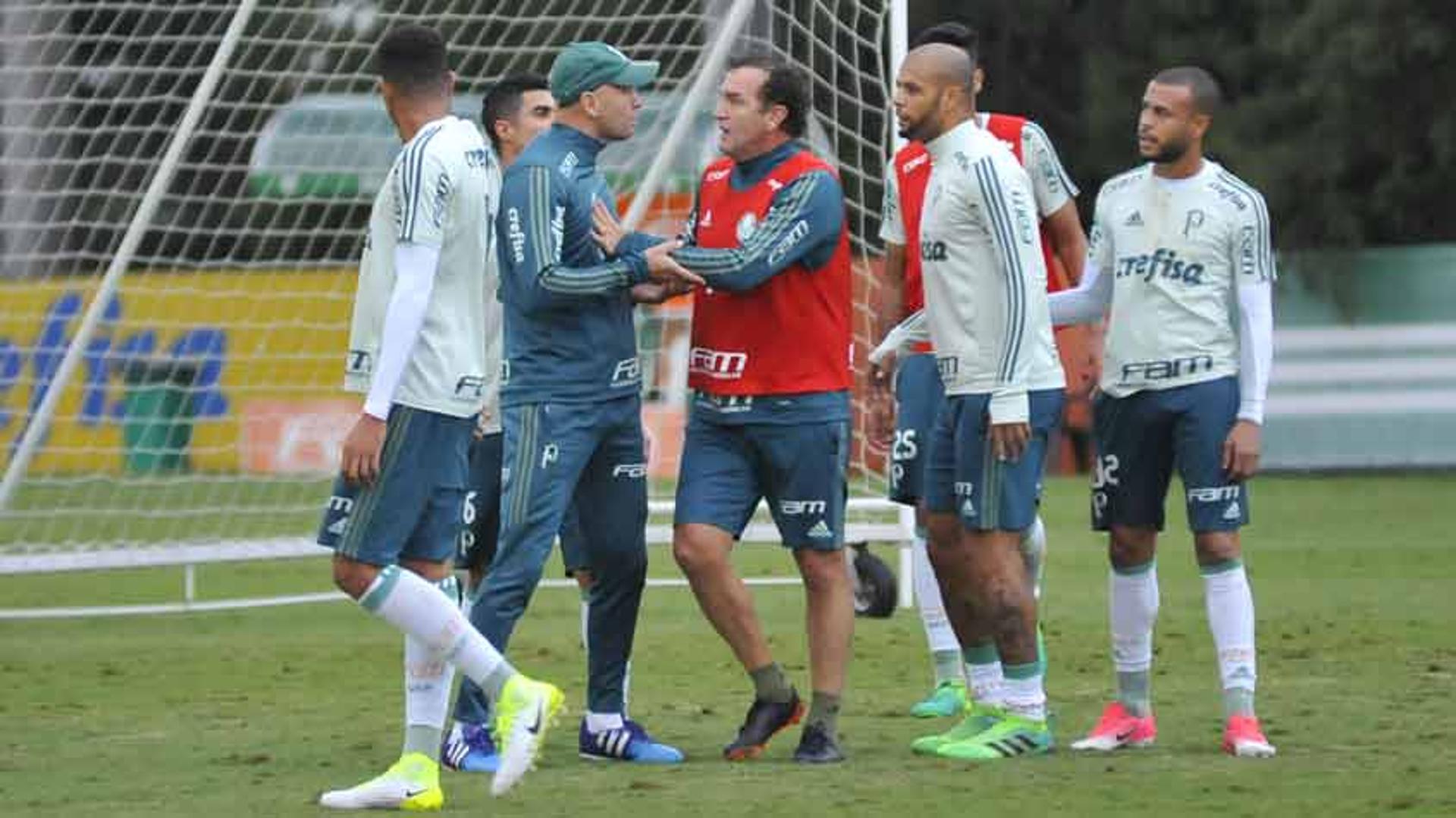 Cuca intercede entre Omar Feitosa e Felipe Melo: confira imagens do dia na Academia de Futebol