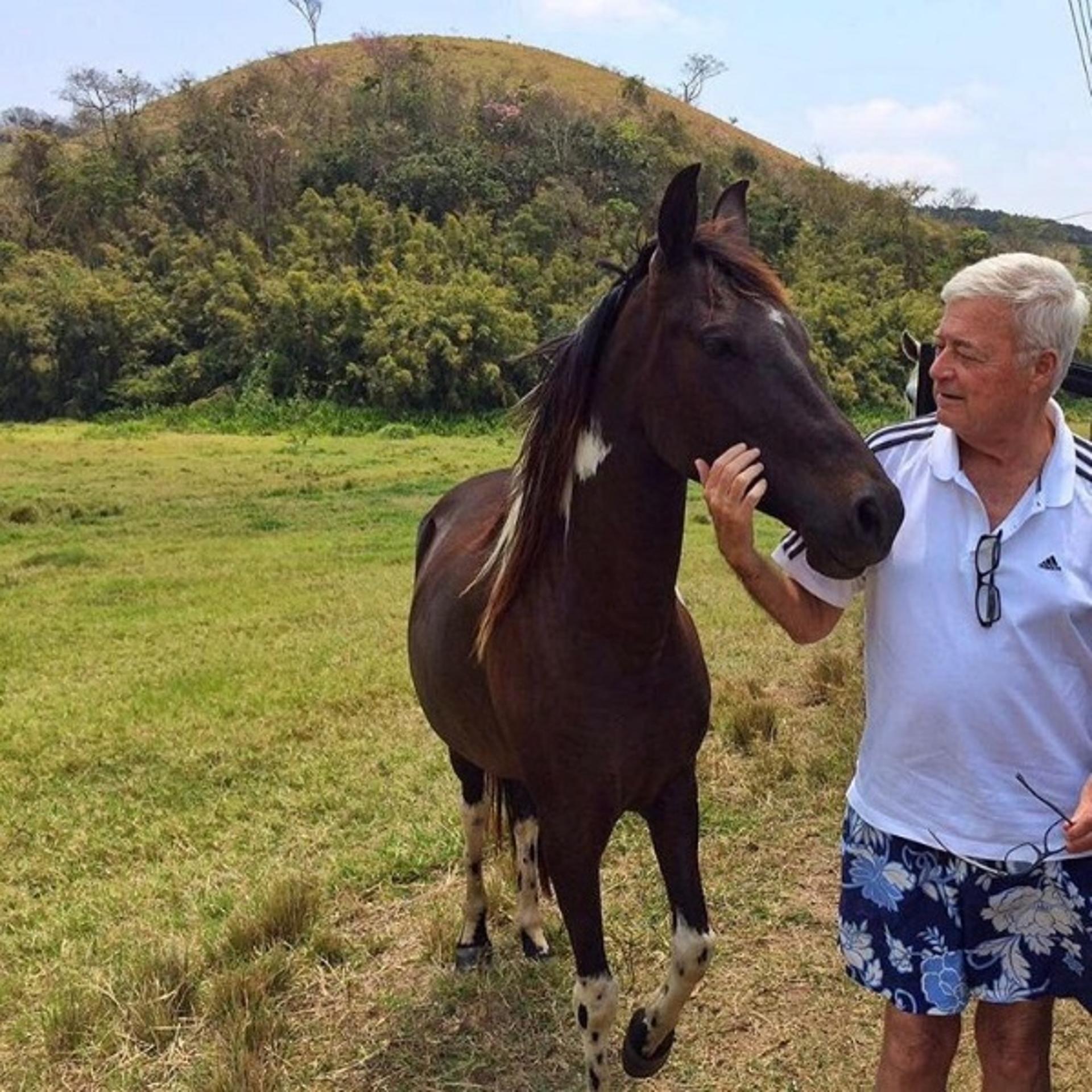 Ricardo Teixeira posa ao lado de um cavalo na fazenda&nbsp;