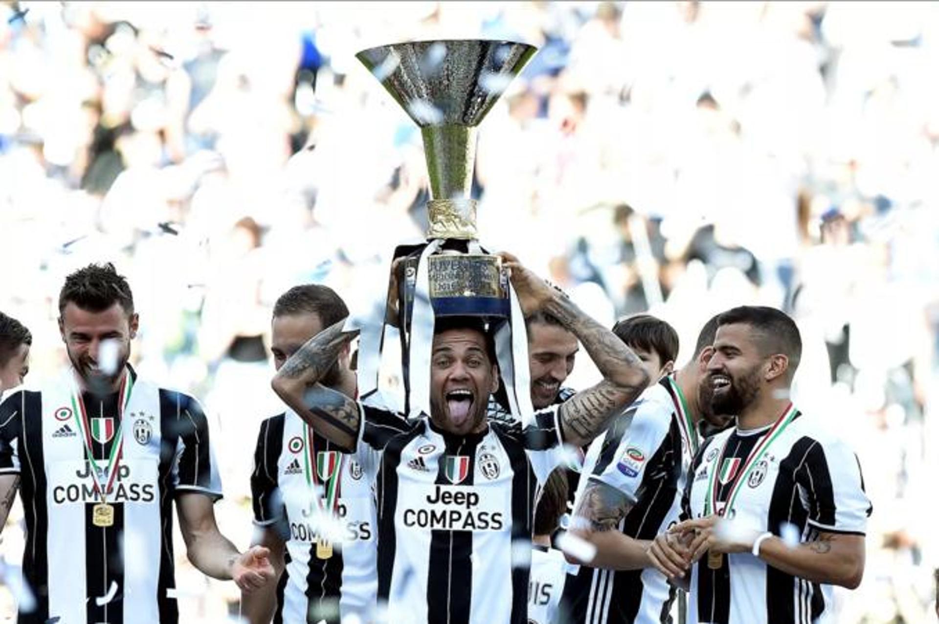 Daniel Alves - 34 títulos<br>No último sábado, Daniel Alves levantou a 34ª taça que conquistou em sua carreira, desde 2002. Após conquistar o Campeonato Italiano pela Juventus, o lateral-direito igualou o número de troféus a sua idade e se tornou o jogador com mais títulos da atualidade. Ainda não é o maior campeão da história do futebol, mas falta pouco para alcançar a marca de Ryan Giggs, que é o jogador com mais taças oficiais, totalizando 35. O histórico brasileiro no ranking é bem visto, já que contando com os amistosos disputados pela Seleção, Pelé acumula 37 canecos