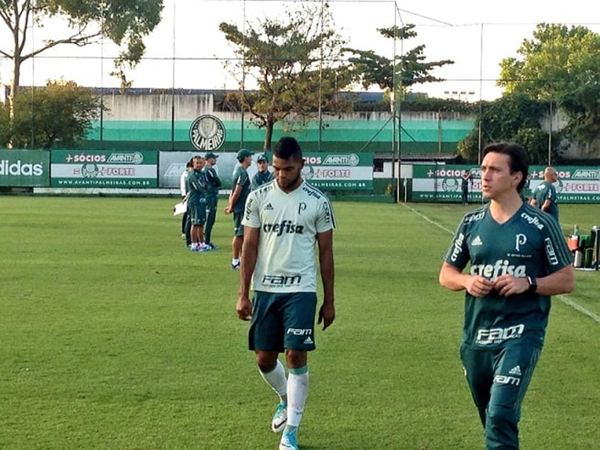 Borja deixa o treino ao lado do médico Gustavo Magliocca