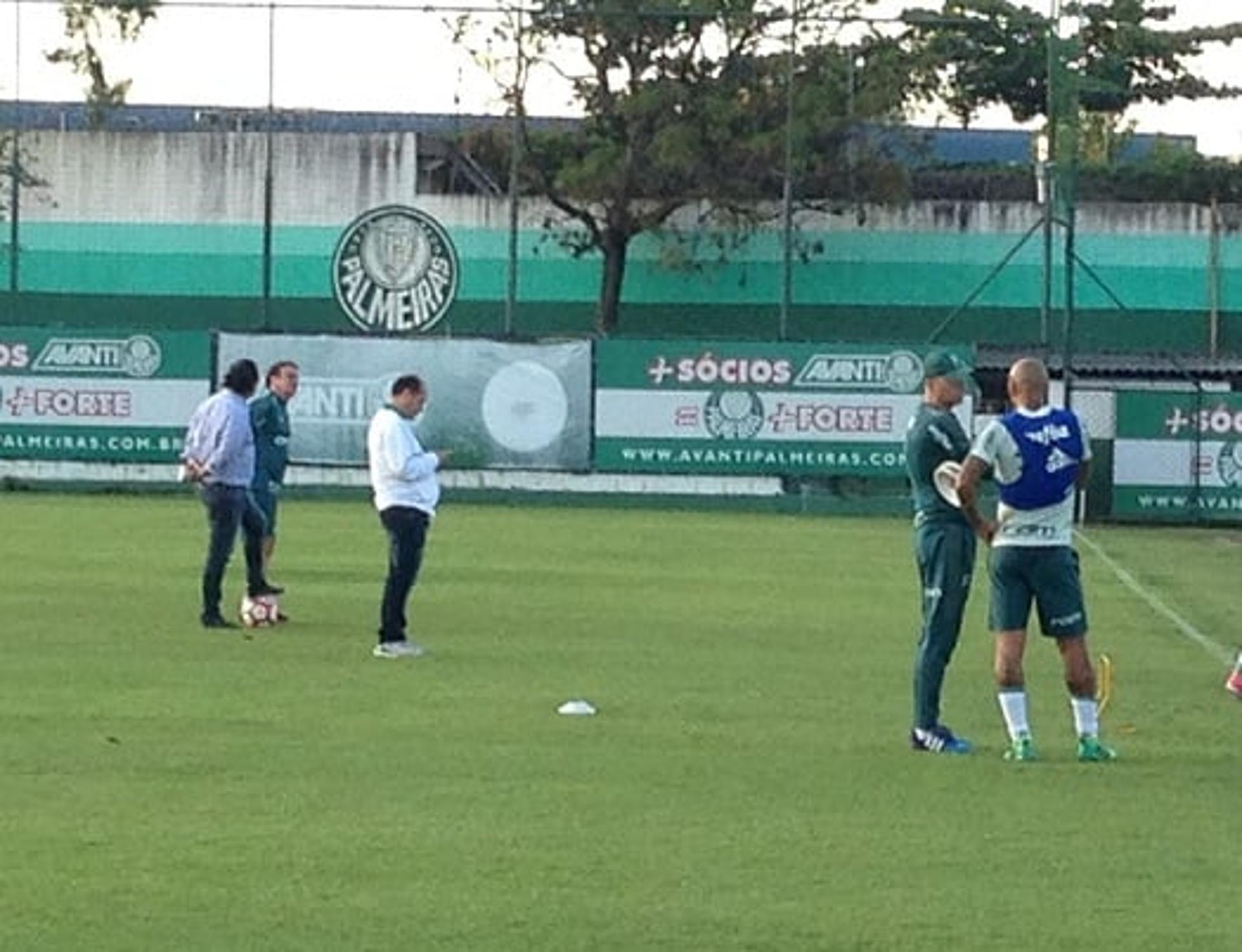 Observados por Cuca, Mattos e Cícero, volante Felipe Melo e Omar conversam