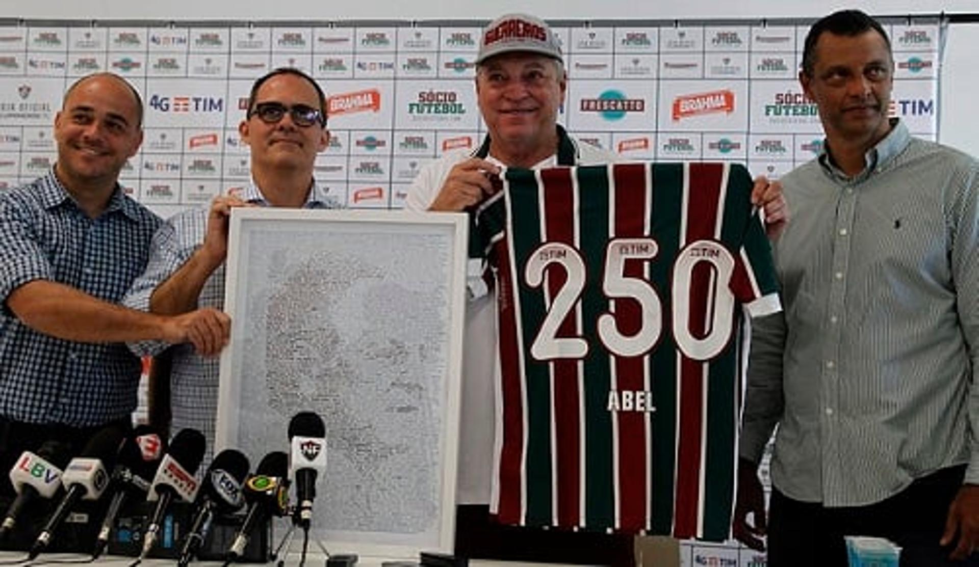 Abel recebe homenagem ao do clube das mãos de Pedro Abad, Marcelo Teixeira e Alexandre Torres. Veja imagens