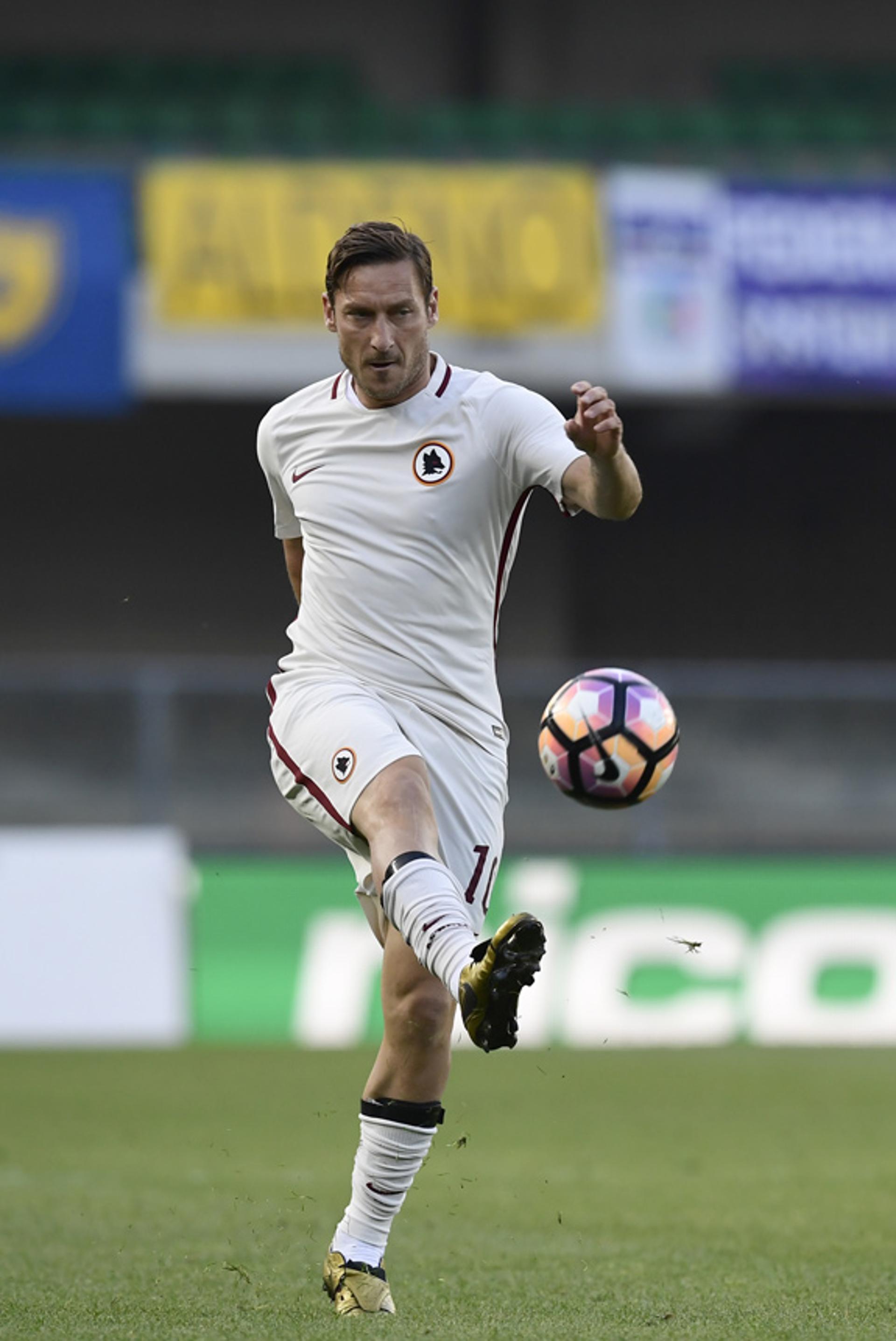 Aos 40 anos, Totti se despede do futebol neste domingo. Vestiu apenas as camisas da Roma e da seleção italiana