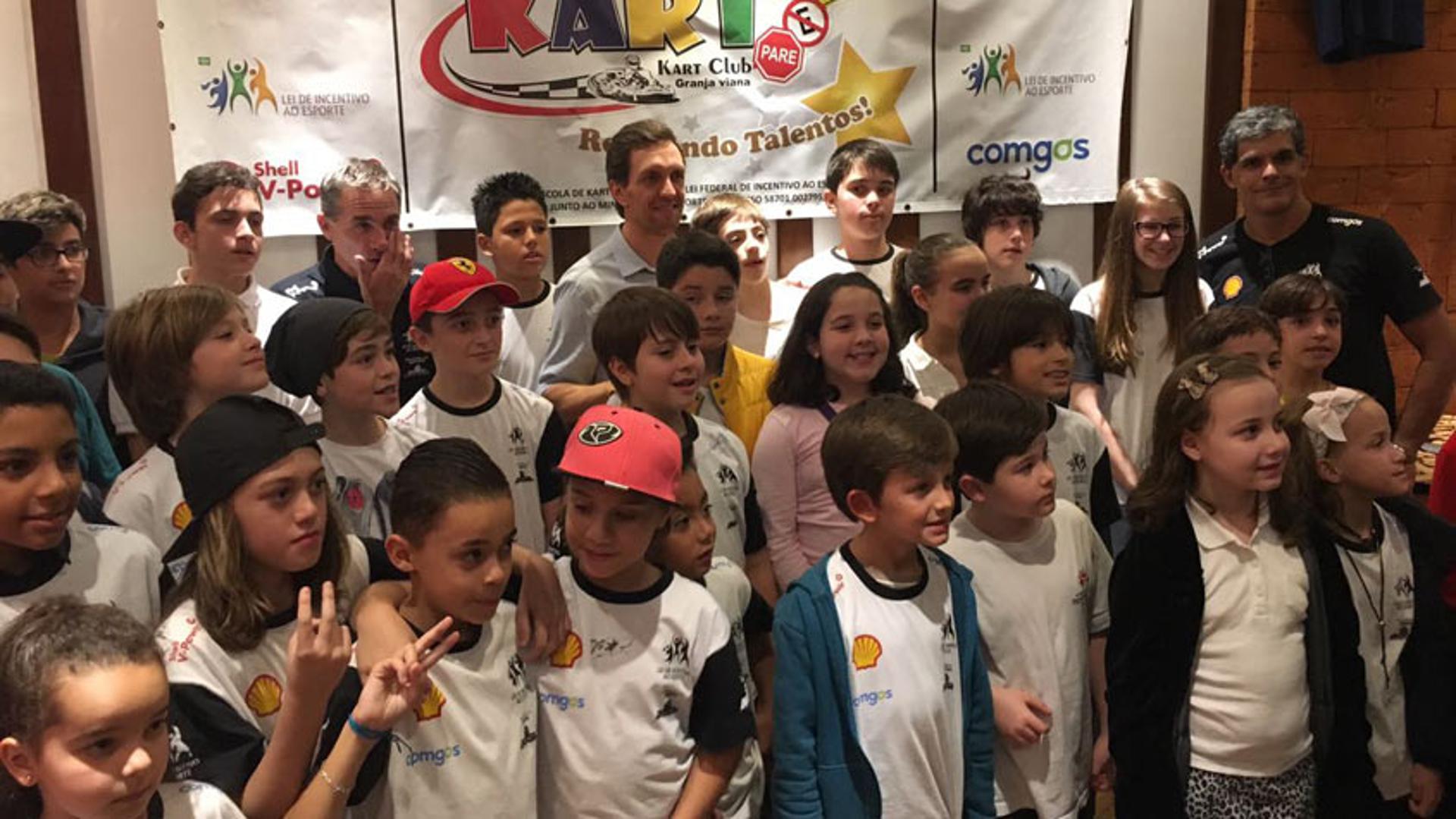 Luciano Burti com alunos no evento de encerramento da 2ª fase da Escola de Kart