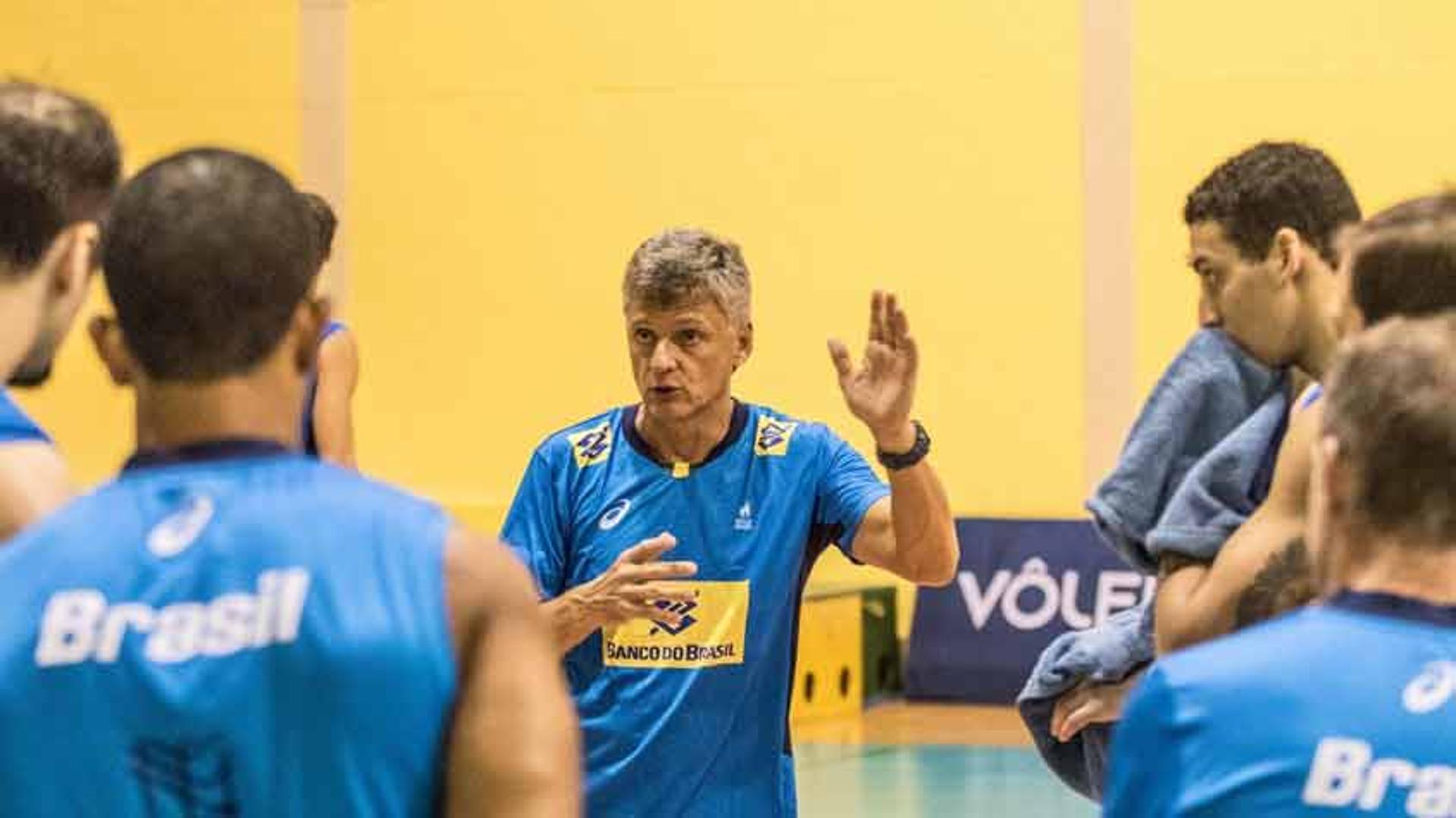 SELEÇÃO MASCULINA: Novatos ganham espaço na equipe de Renan Dal Zotto