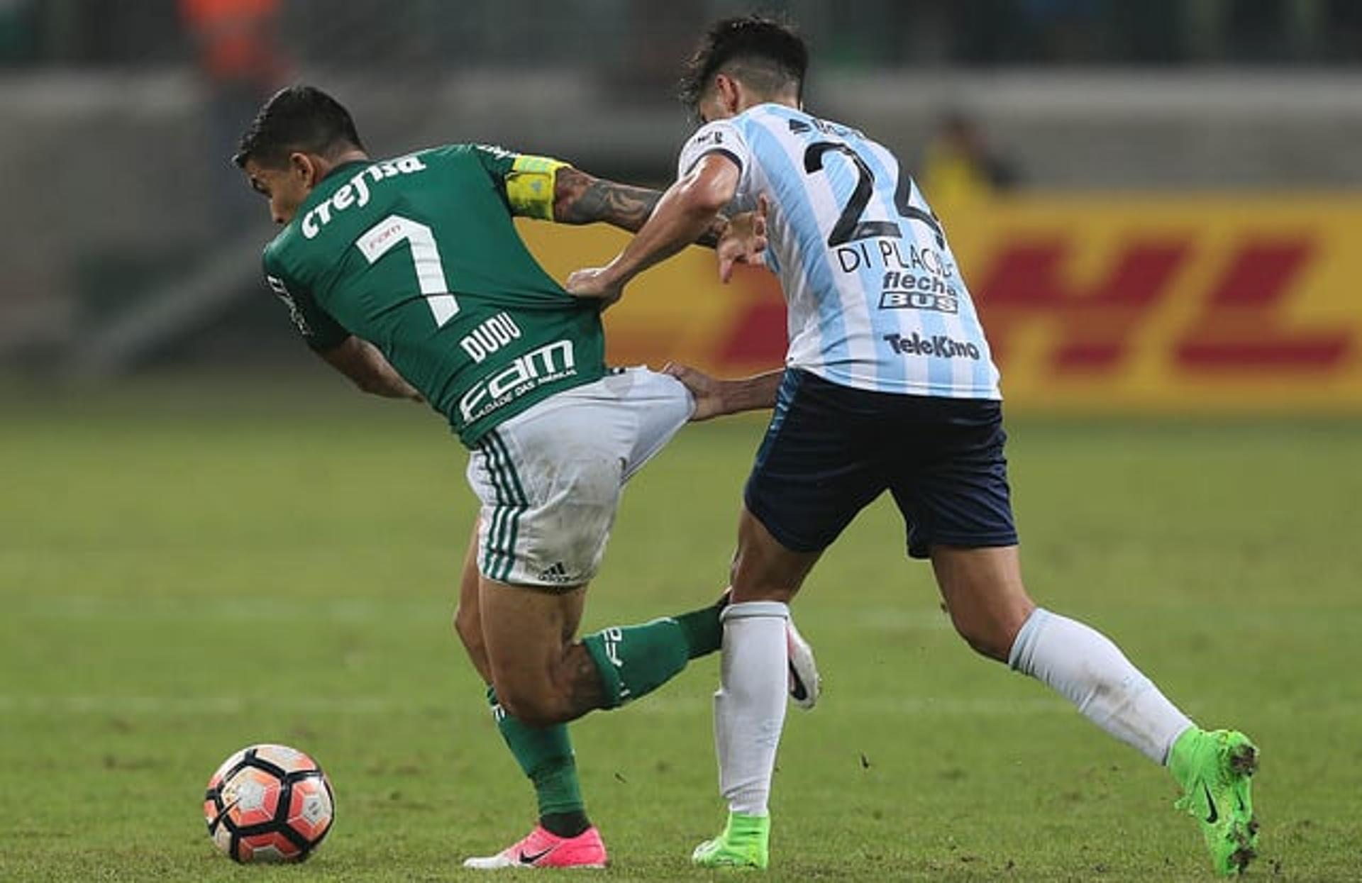 Dudu durante o jogo contra o Tucumán: esta camisa será leiloada (Foto: Cesar Greco/Palmeiras)