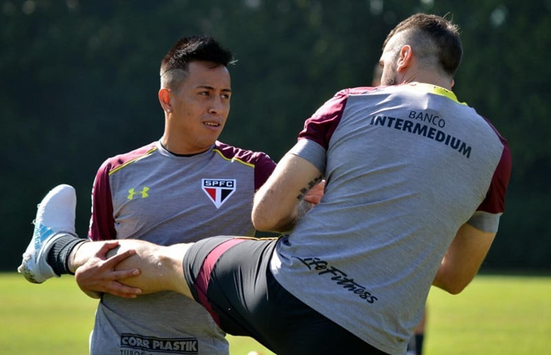 Cueva e Pratto devem ser titulares