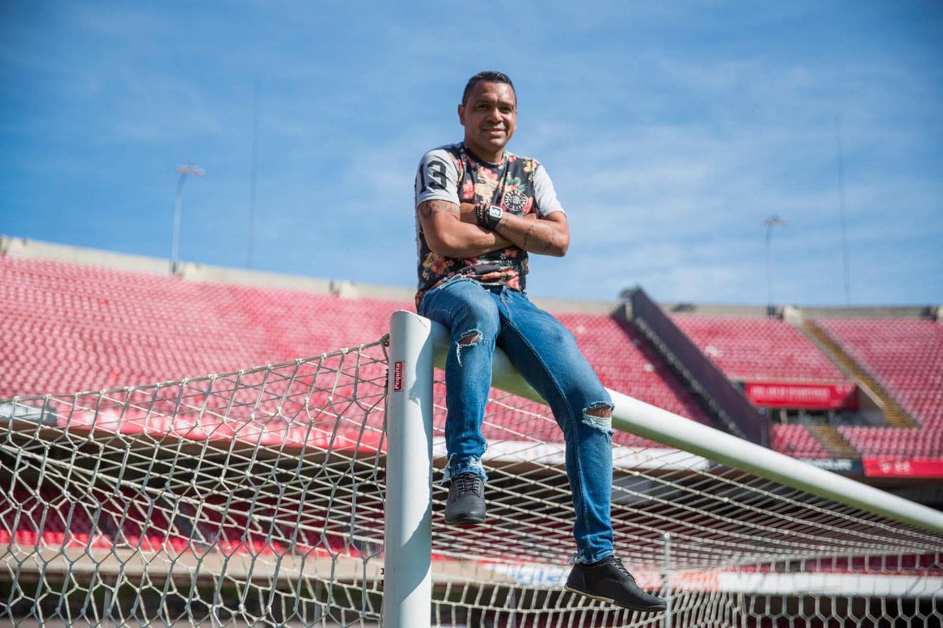 Leandro Guerreiro na trave do Morumbi