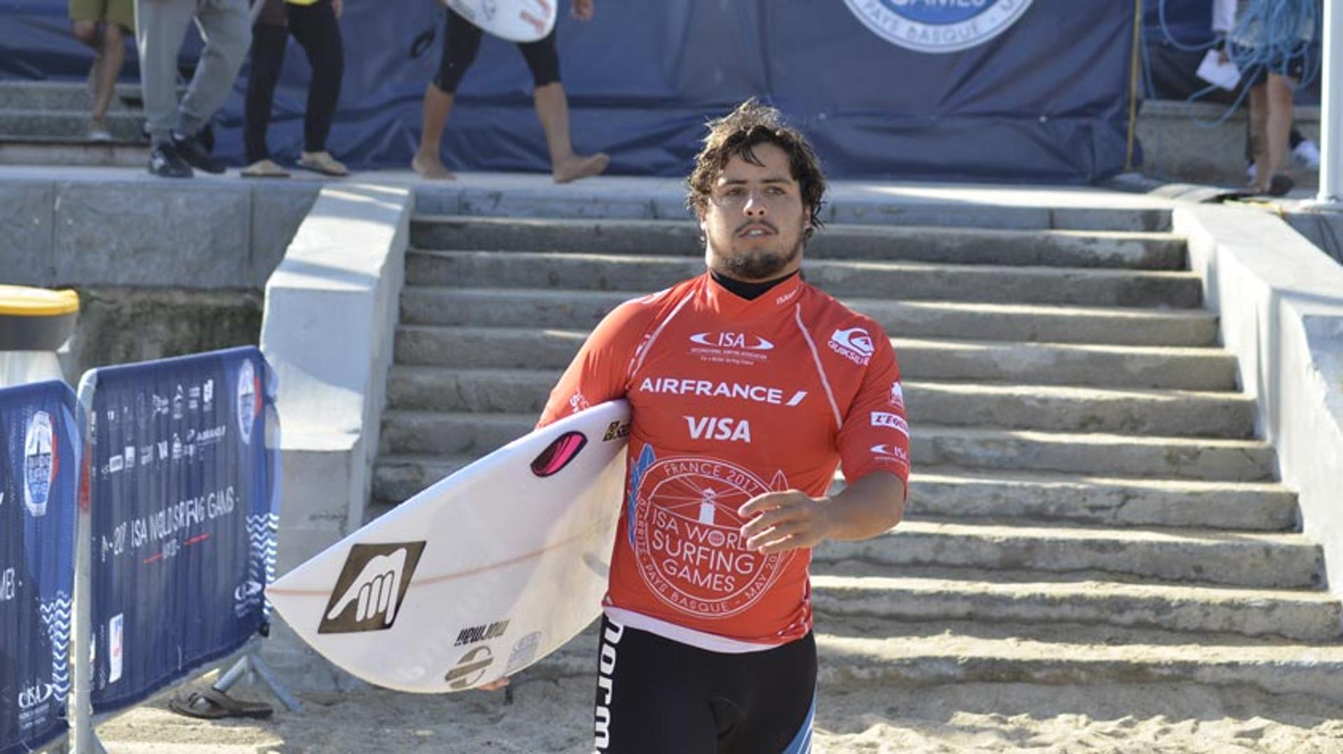 Brasil tem bom dia mas perde Ian Gouveia no ISA World Surfing Games