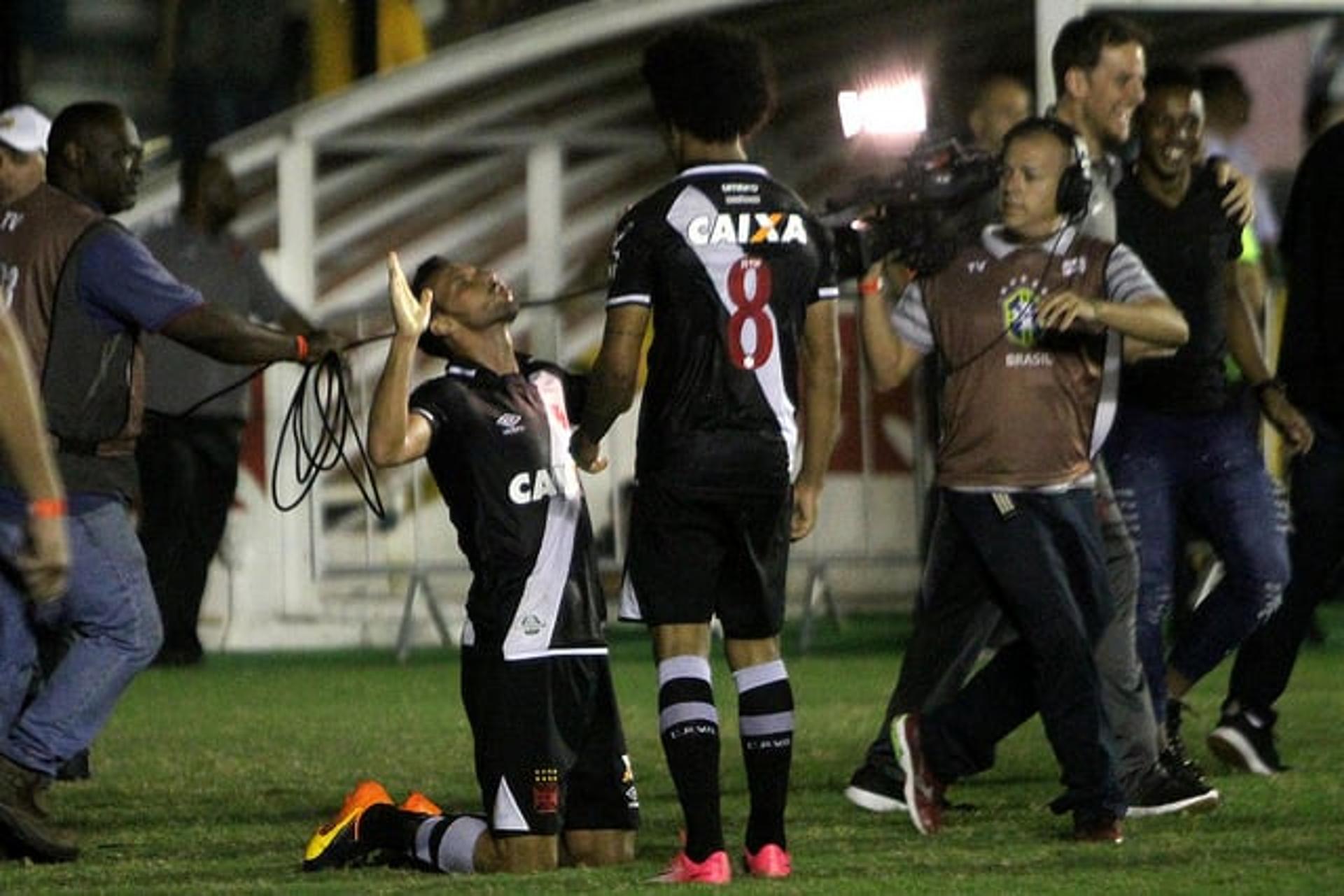 Vasco 3 x 2 Fluminense: as imagens do clássico em São Januário