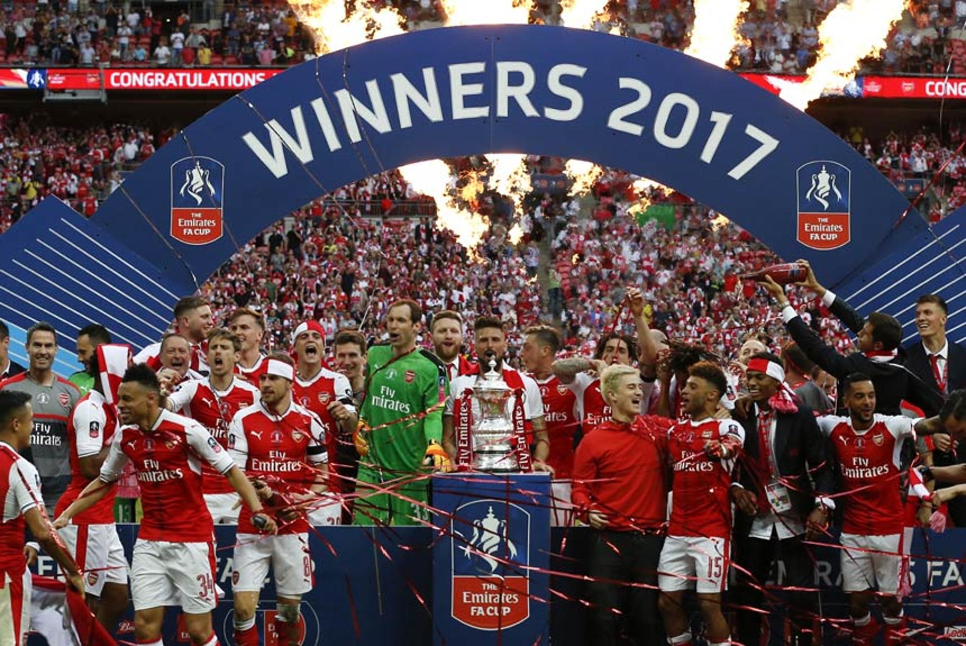 O Arsenal fez a festa na com a conquista da Copa da Inglaterra ao bater o Chelsea por 2 a 1