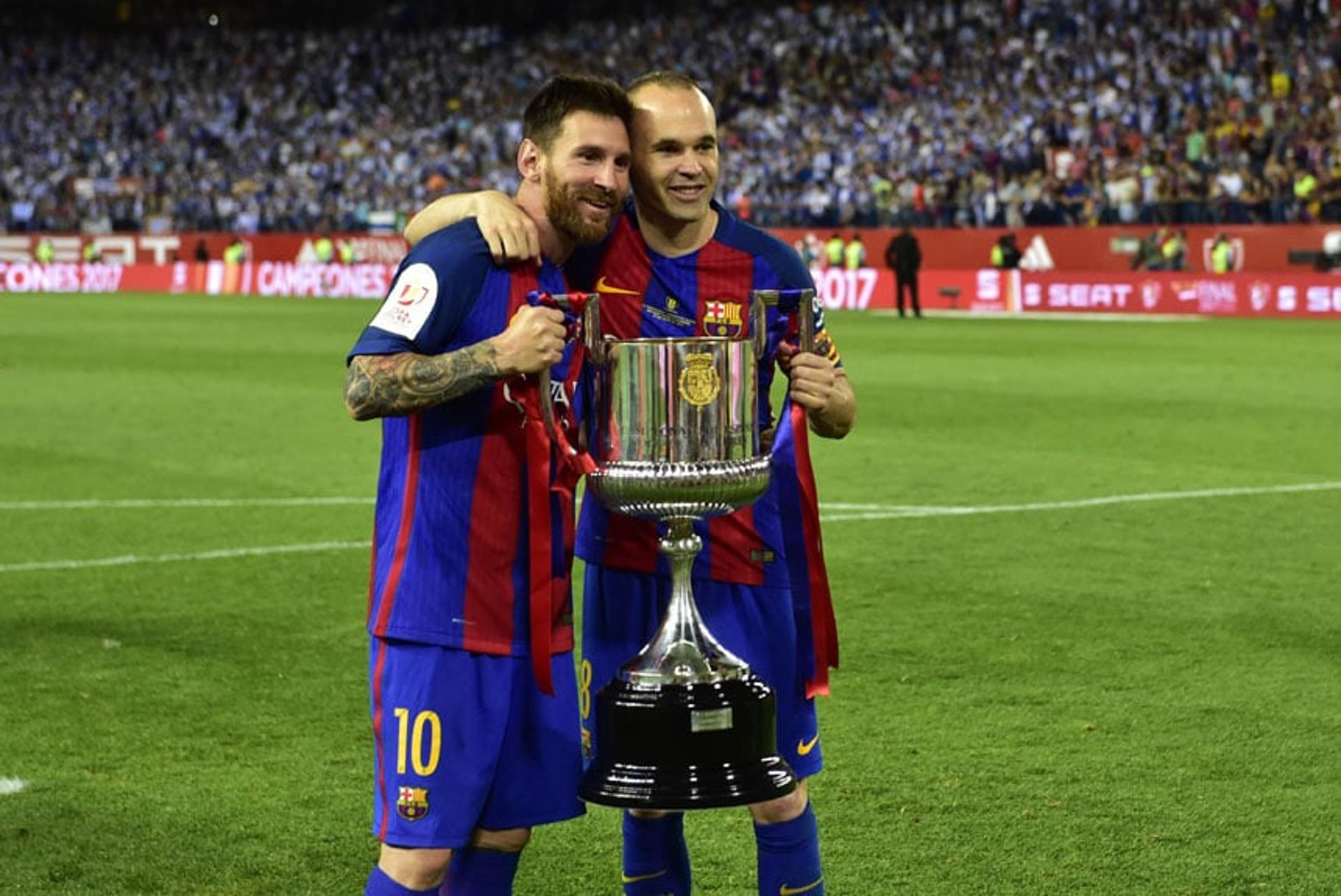 Messi e Iniesta posam com a taça da Copa do Rei