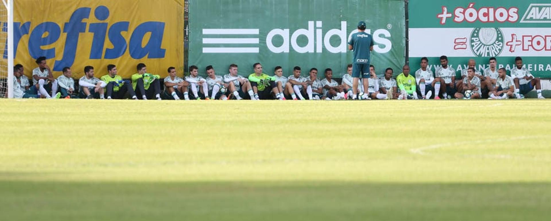 Cuca conversa com o grupo do Palmeiras