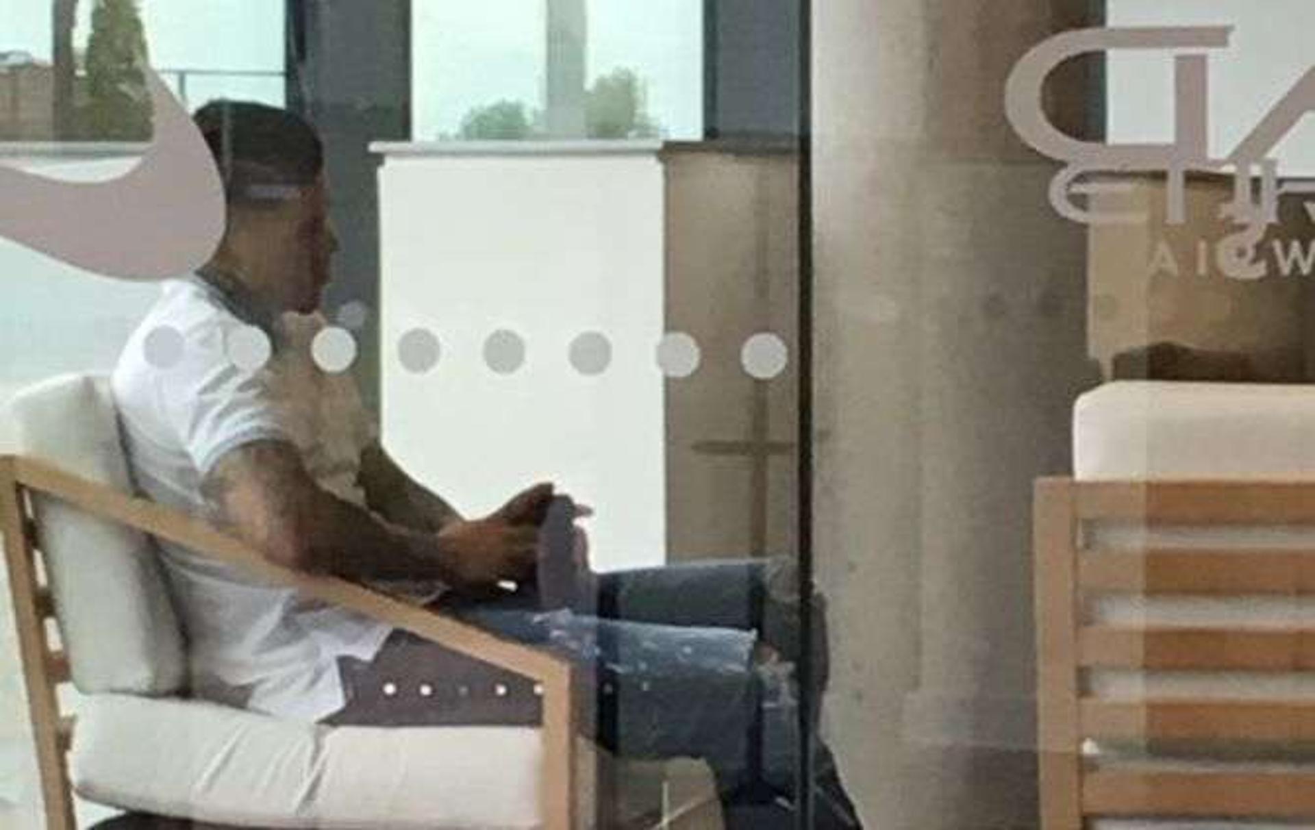 Ederson é visto na sede do Manchester City