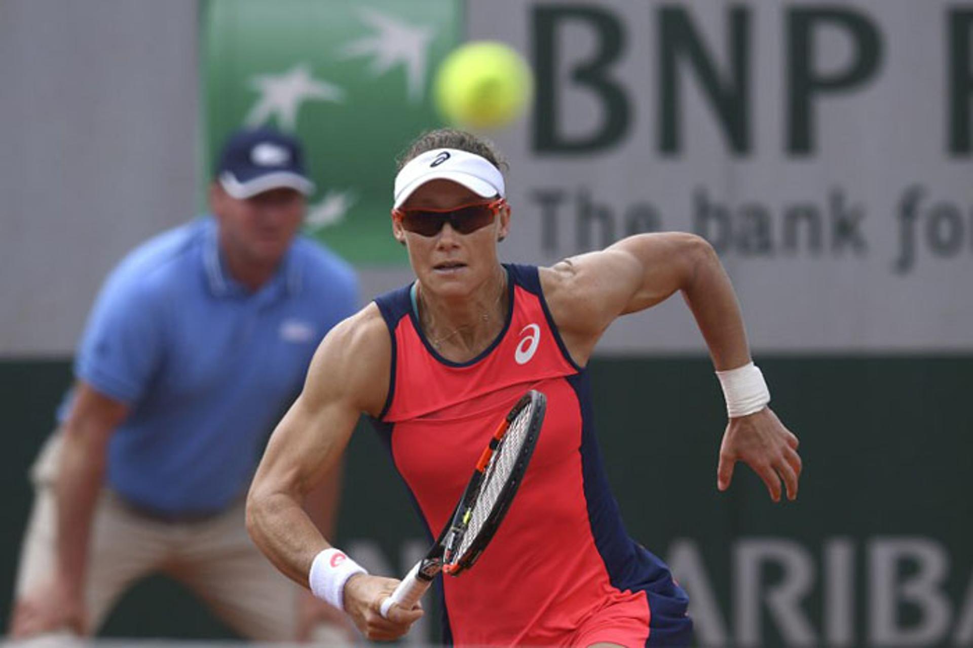 A tenista australiana Samantha Stosur se esforça para alcançar a bola