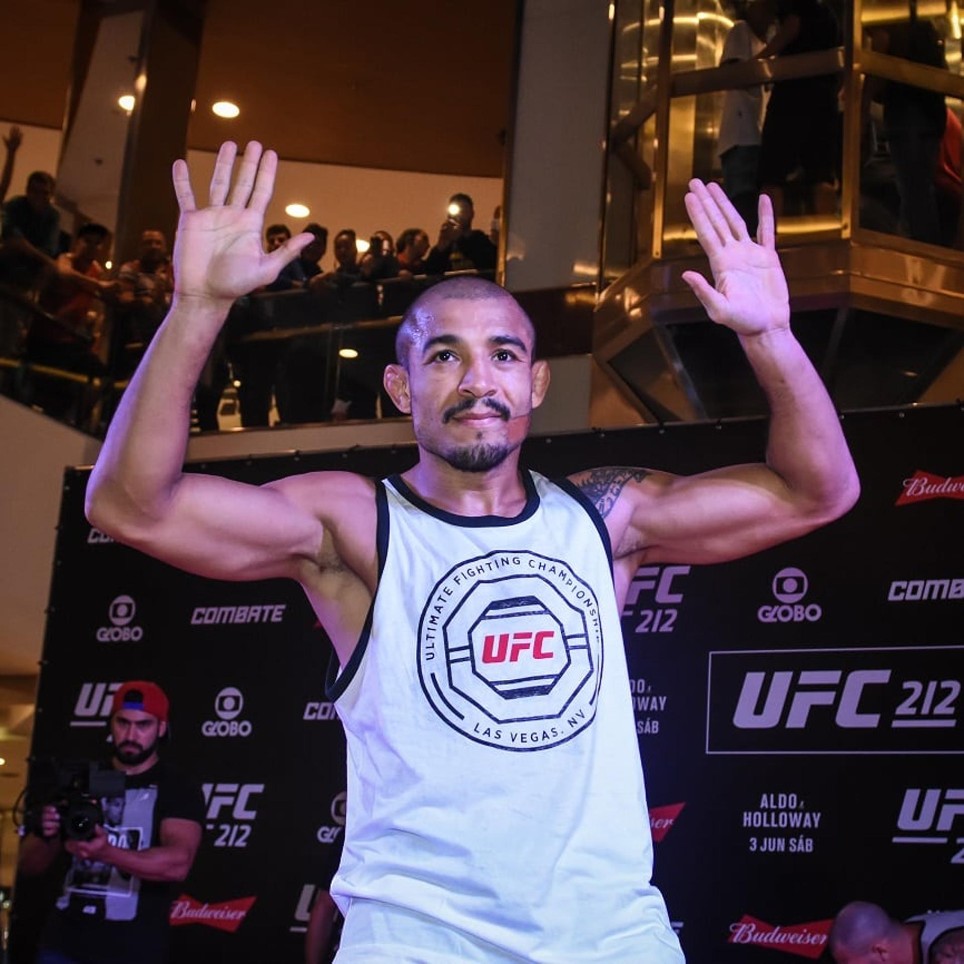 José Aldo interage com os fãs em treino aberto do UFC Rio