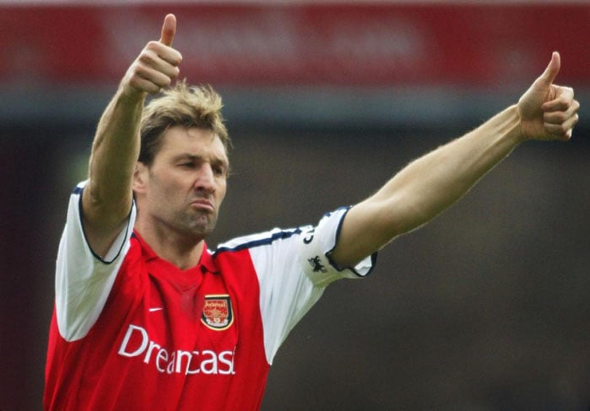 O ex-zagueiro Tony Adams só defendeu o Arsenal na carreira, de 1983 a 2002, e era homem de confiança de Wenger