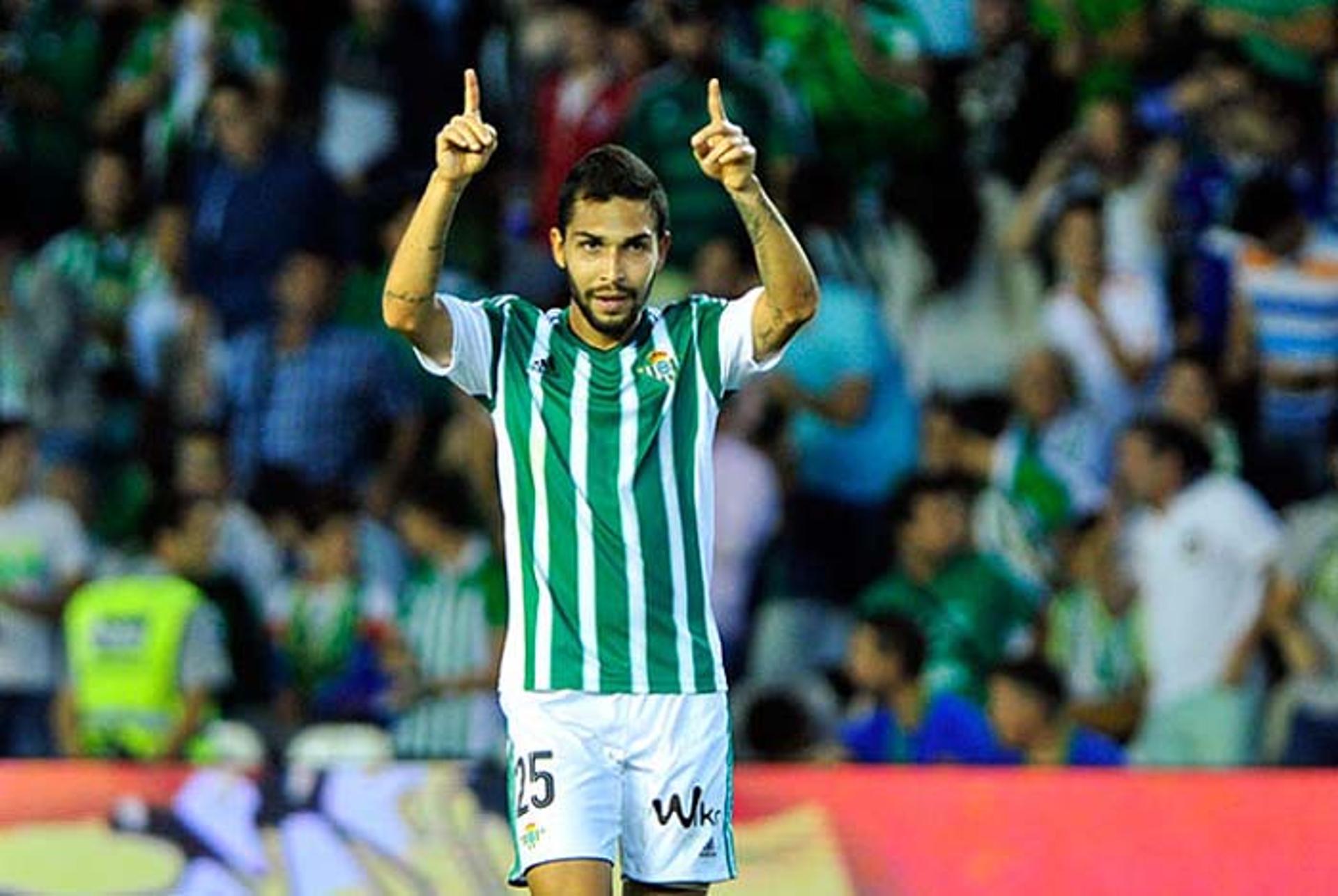 Petros atualmente defende o Betis