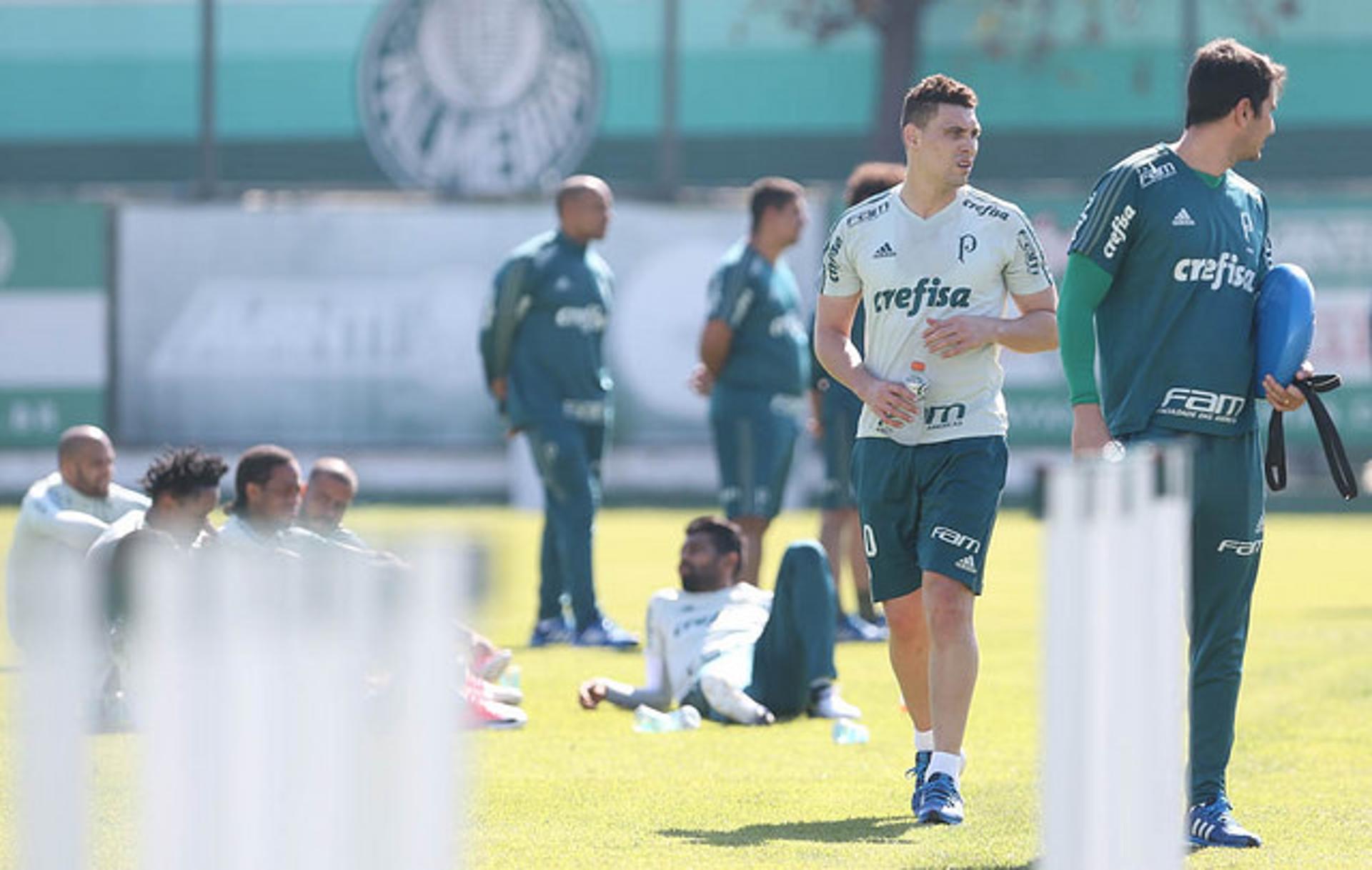 Moisés trabalha sempre com a companhia do fisioterapeuta Jomar Ottoni (Foto: Cesar Greco/Palmeiras)