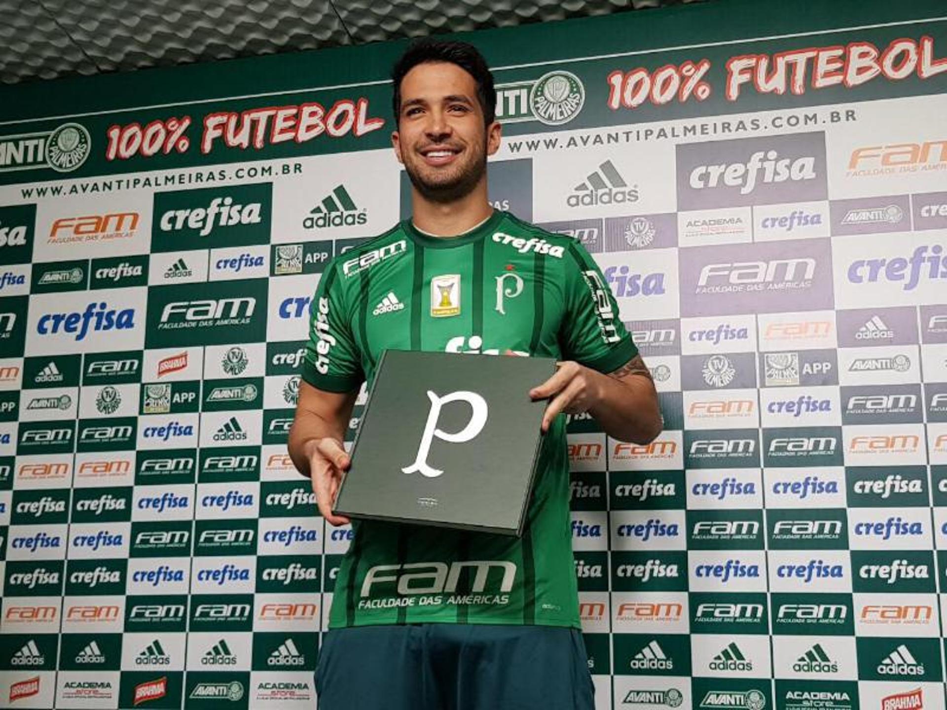 Luan recebeu um livro sobre a história do Palmeiras