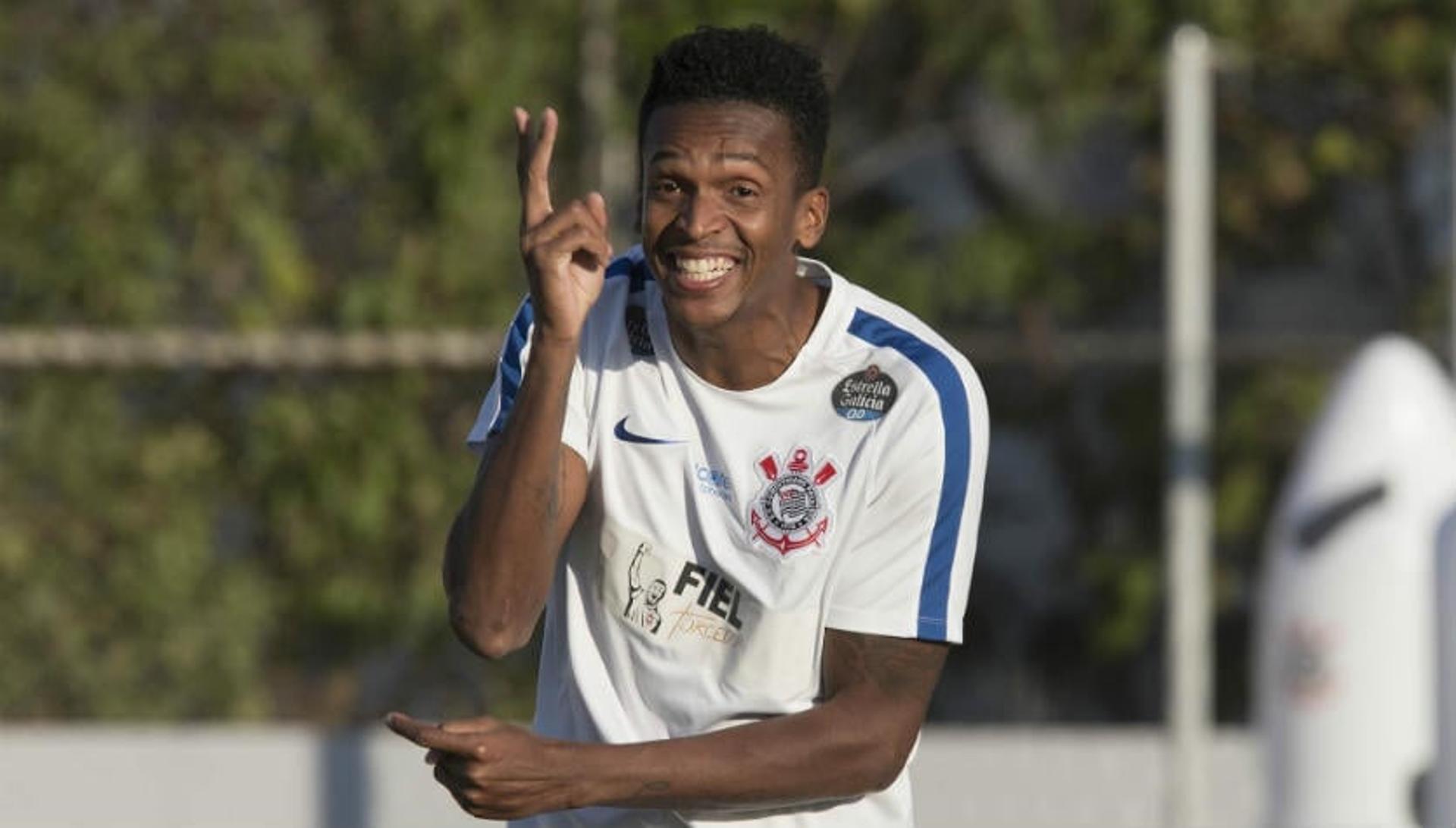 Jô em treino do Corinthians