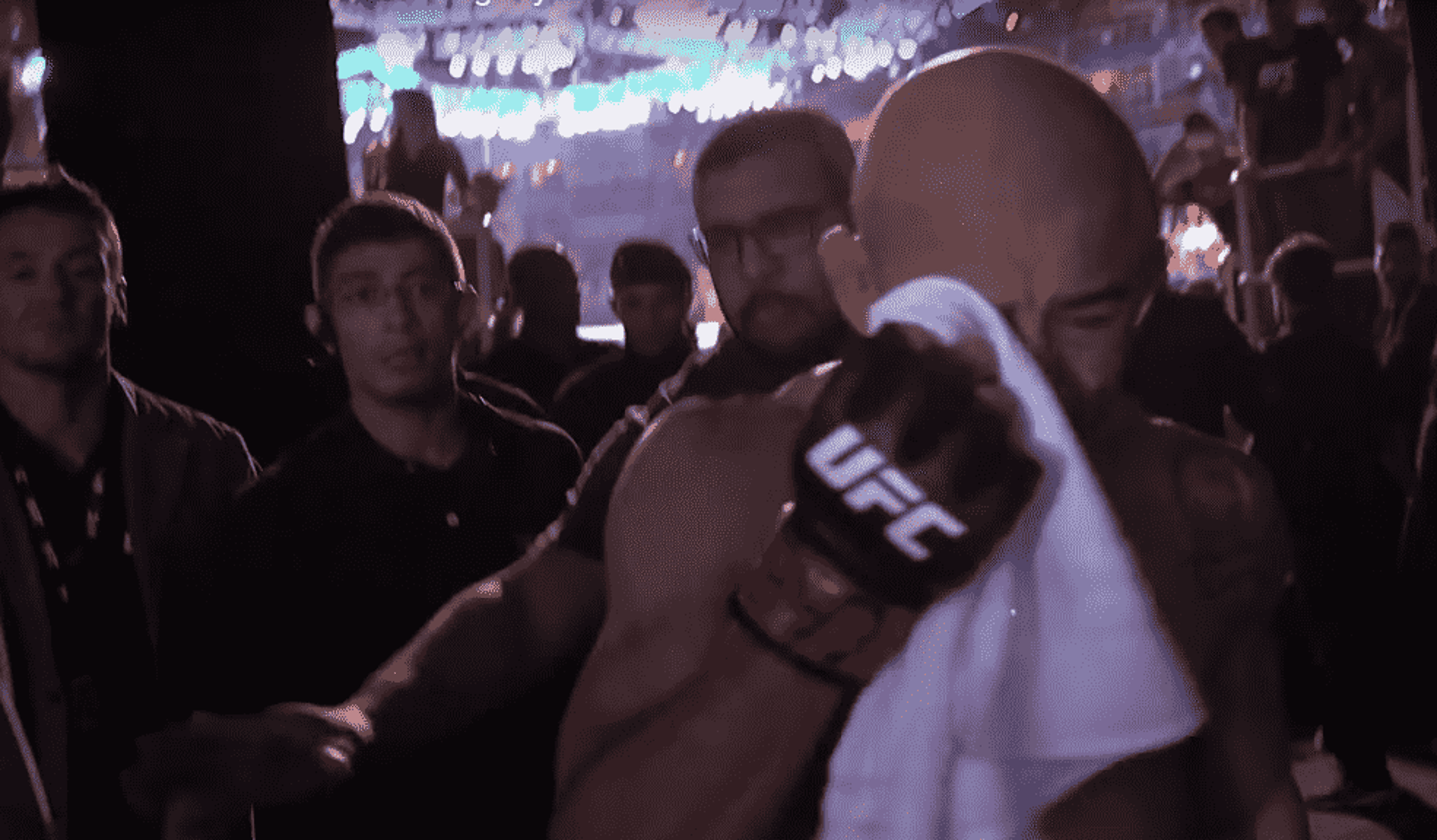 José Aldo chora após deixar o octógono na derrota para Max Holloway