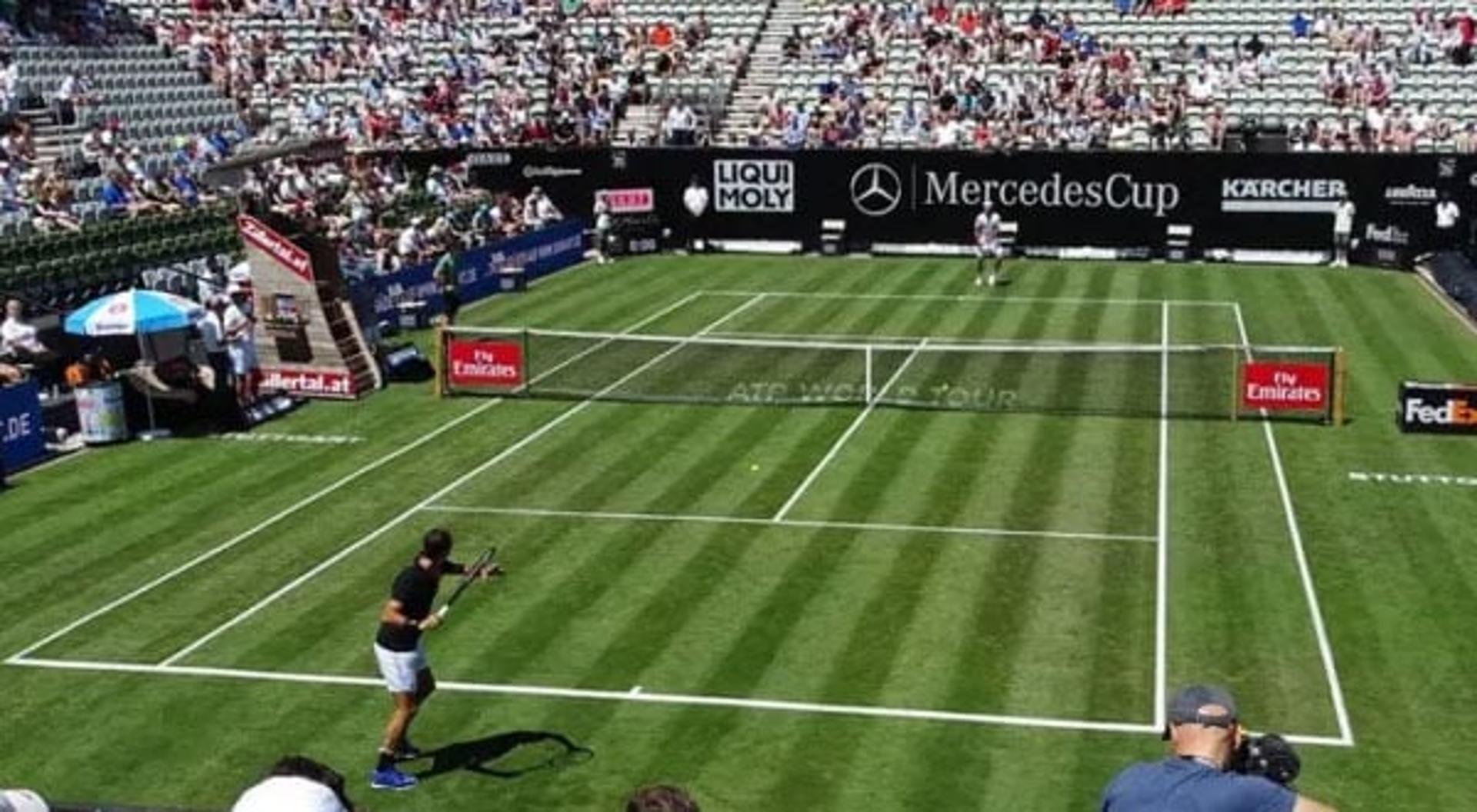 Roger Federer na grama de Stuttgart