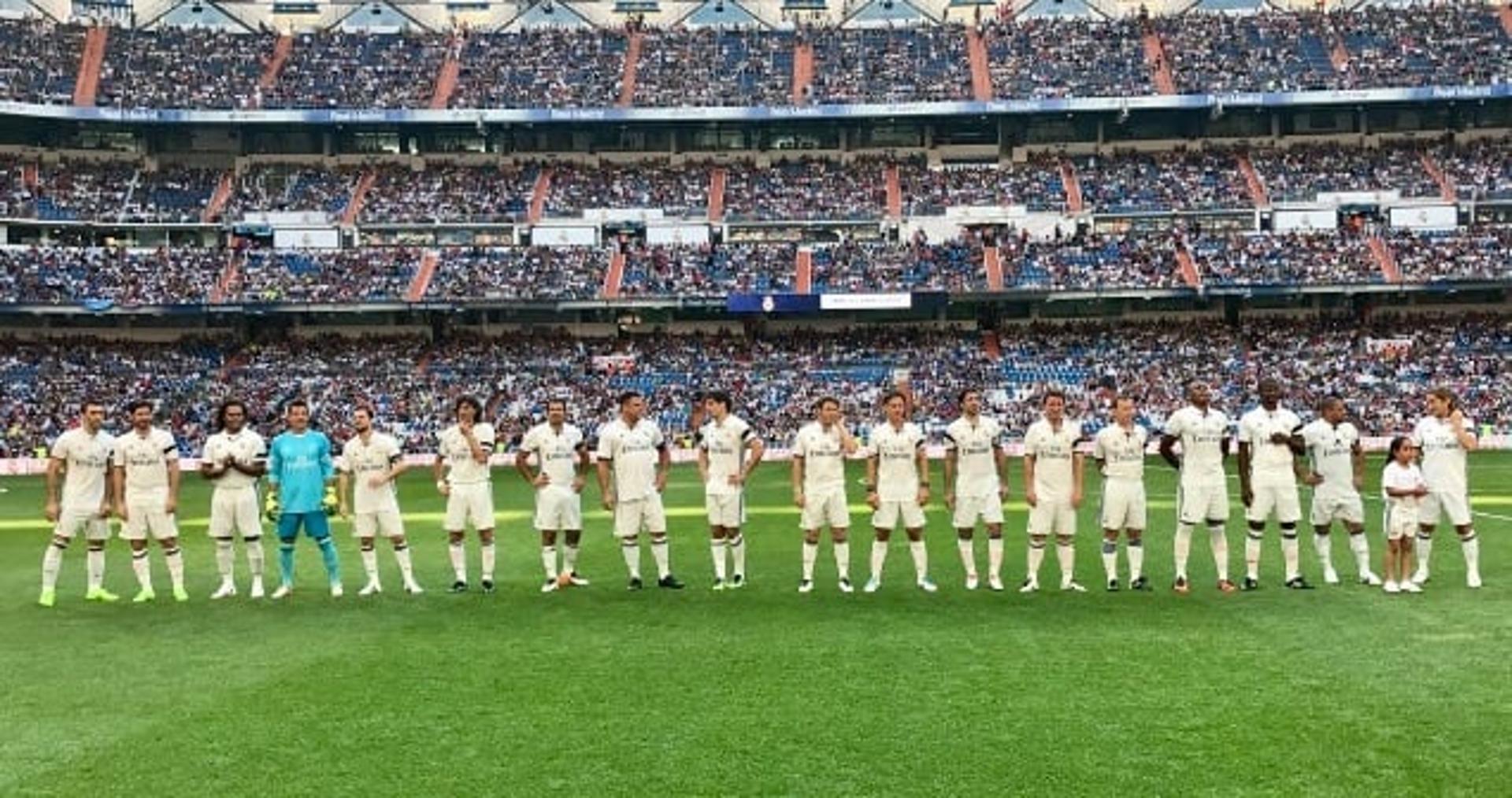 Ex-jogadores que marcaram época com o Real voltaram a campo neste domingo (Foto: Reprodução / Twitter)