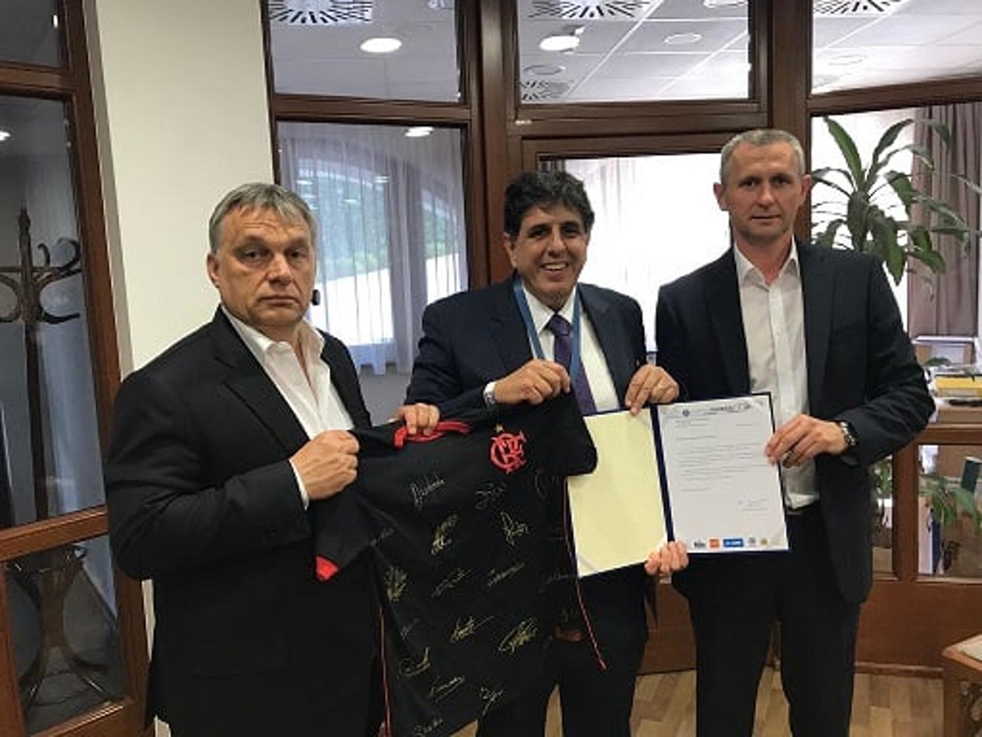 Primeiro-ministro da Hungria, Viktor Orbán, Mauricio Gomes de Mattos e Mészáros Lörinc, presidente do instituto Puskas