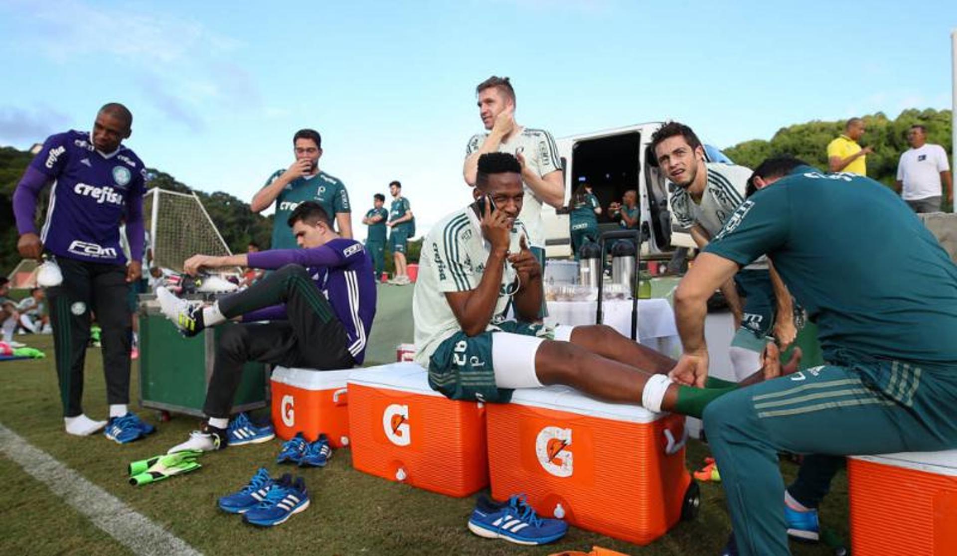 Jogadores do Palmeiras em treino no CT do Vitória