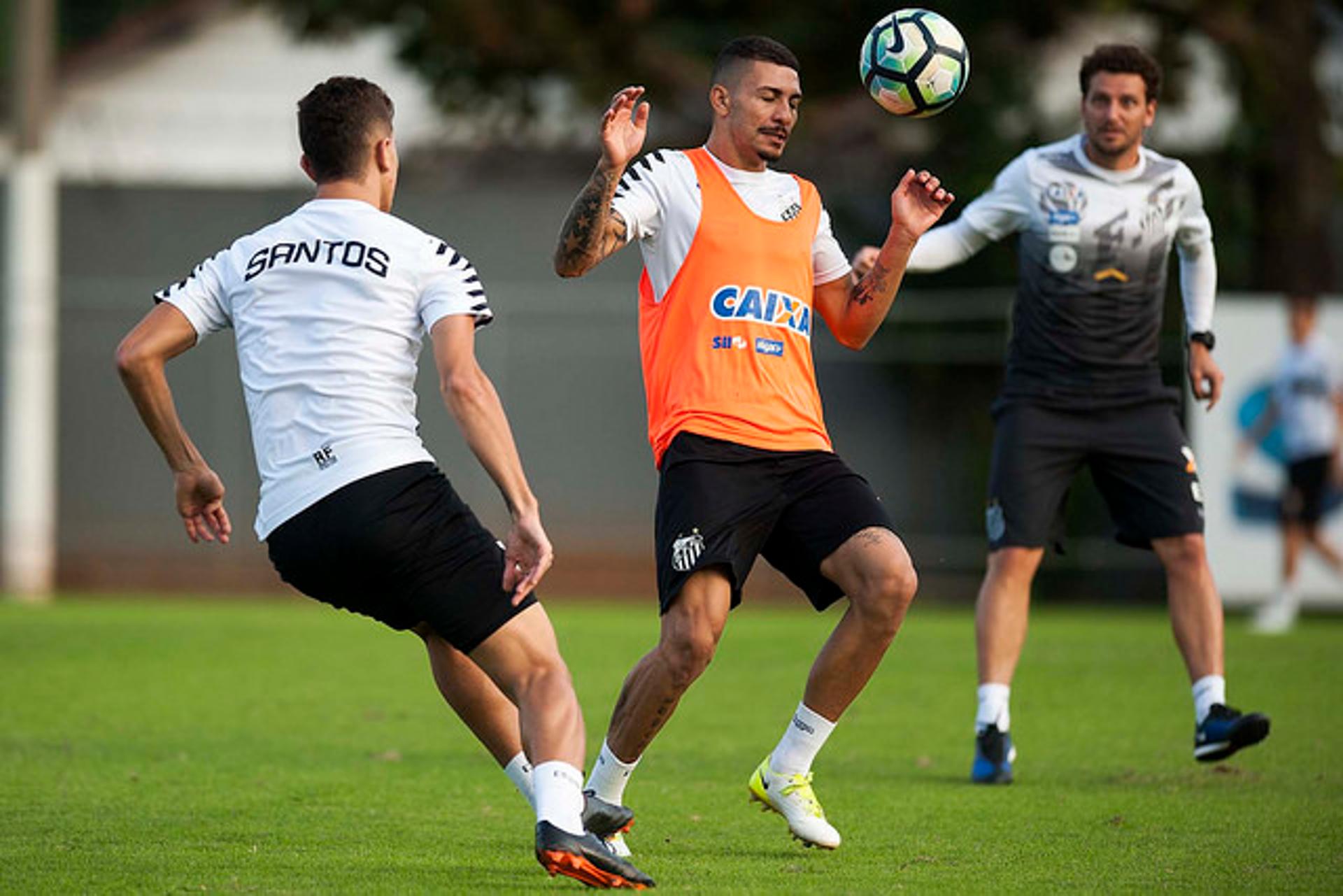 Alison e Vitor Bueno voltam a ser titulares em treino realizado por Levir Culpi