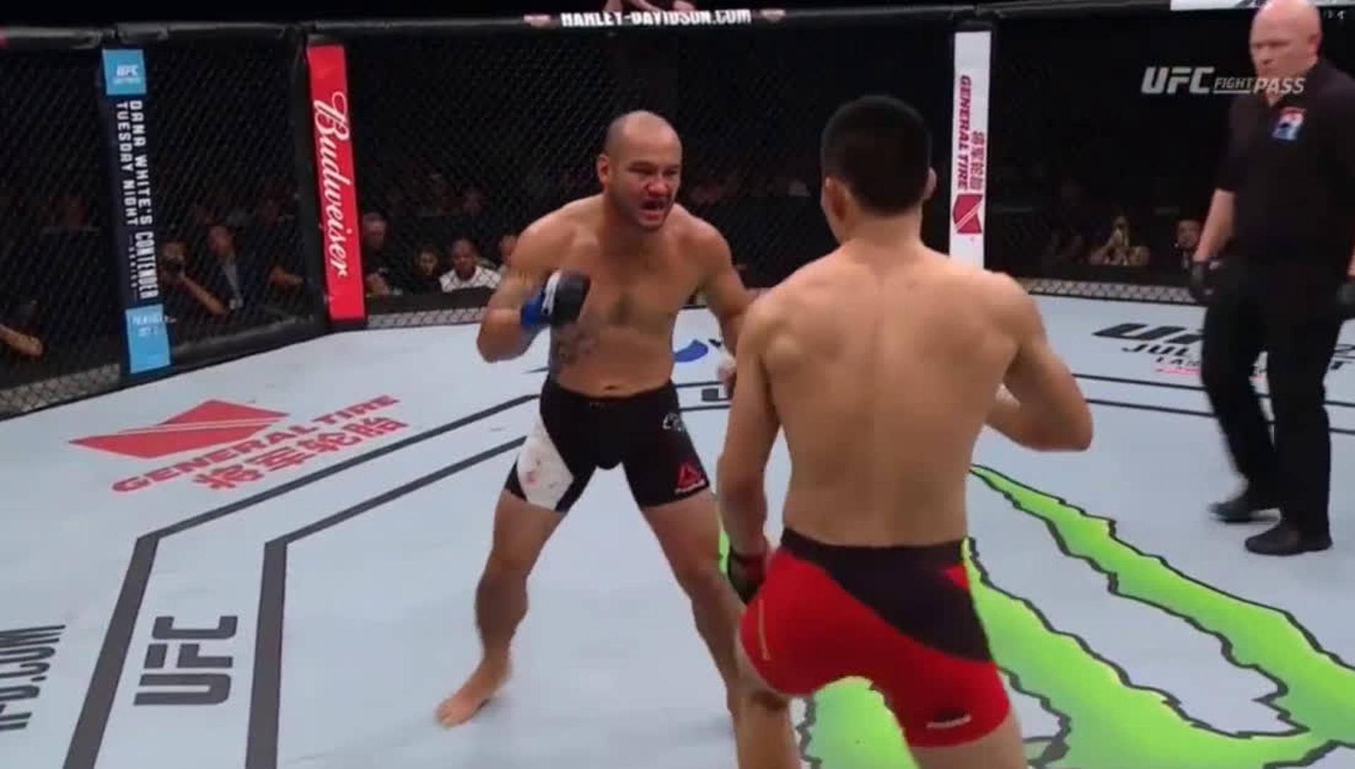 Frank Camacho (esquerda) foi derrotado no UFC Fight Night em Singapura