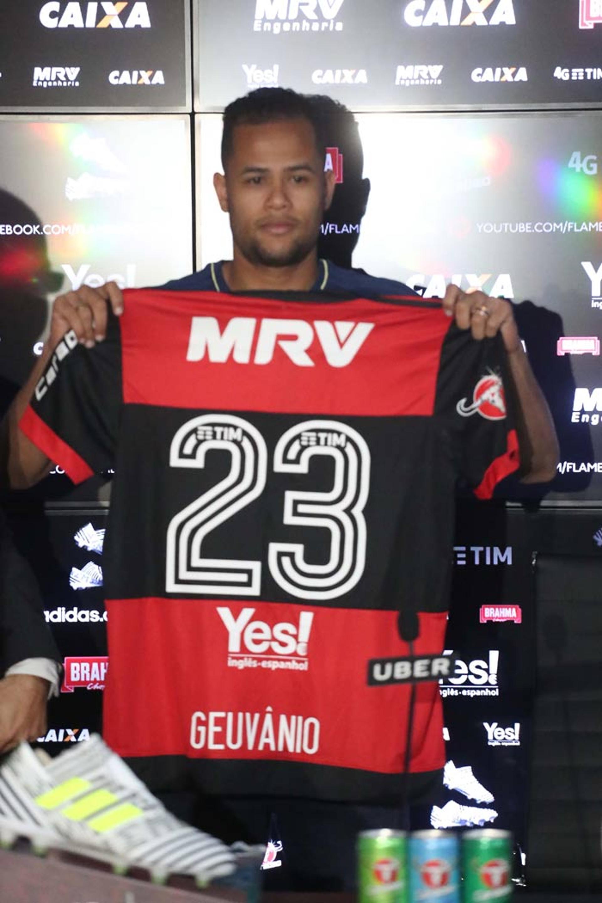 Geuvânio foi apresentado como novo reforço do Flamengo, nesta quarta-feira, no Ninho do Urubu